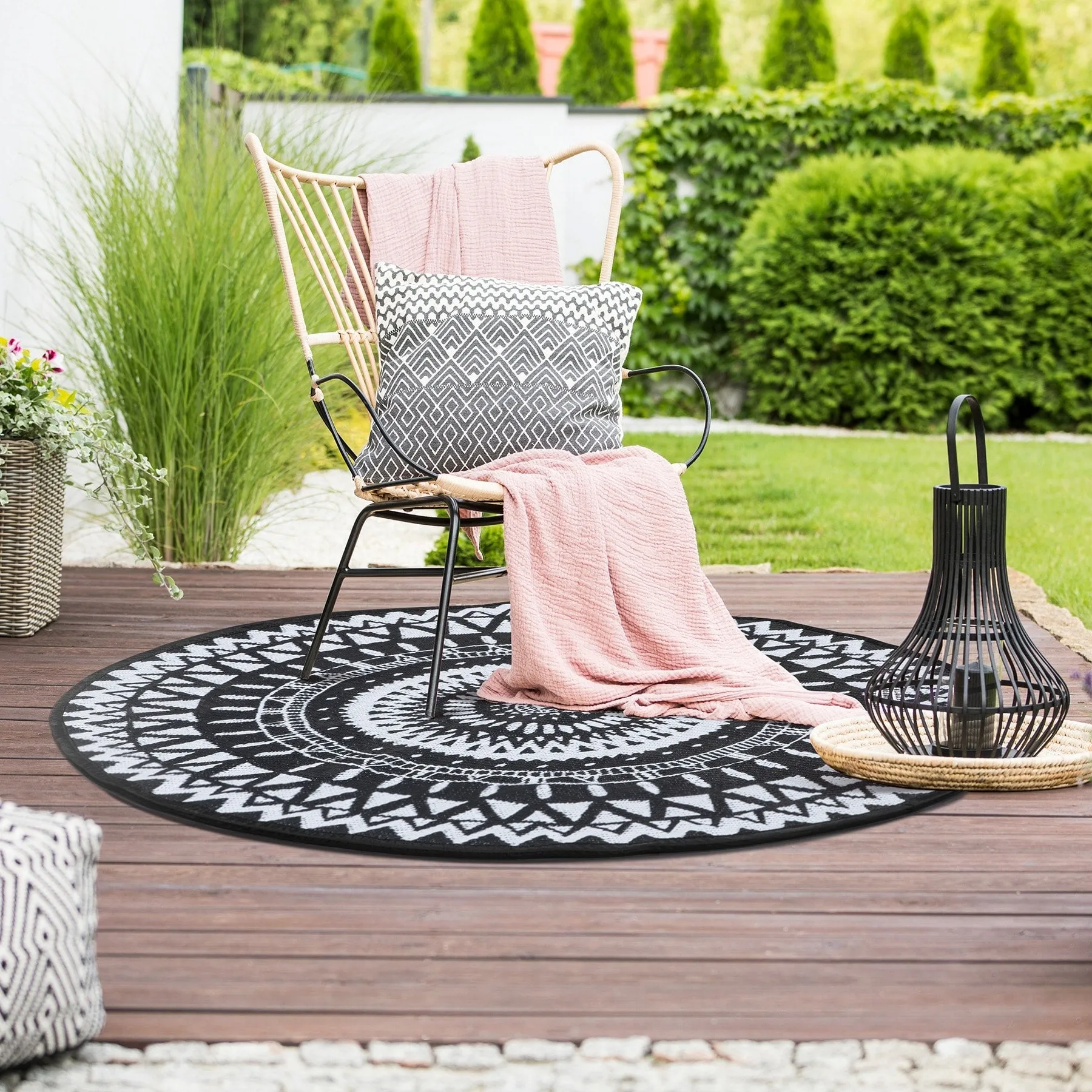 NUU GARDEN Black/ White Indoor/Outdoor Kaleidoscope Round Area Rug