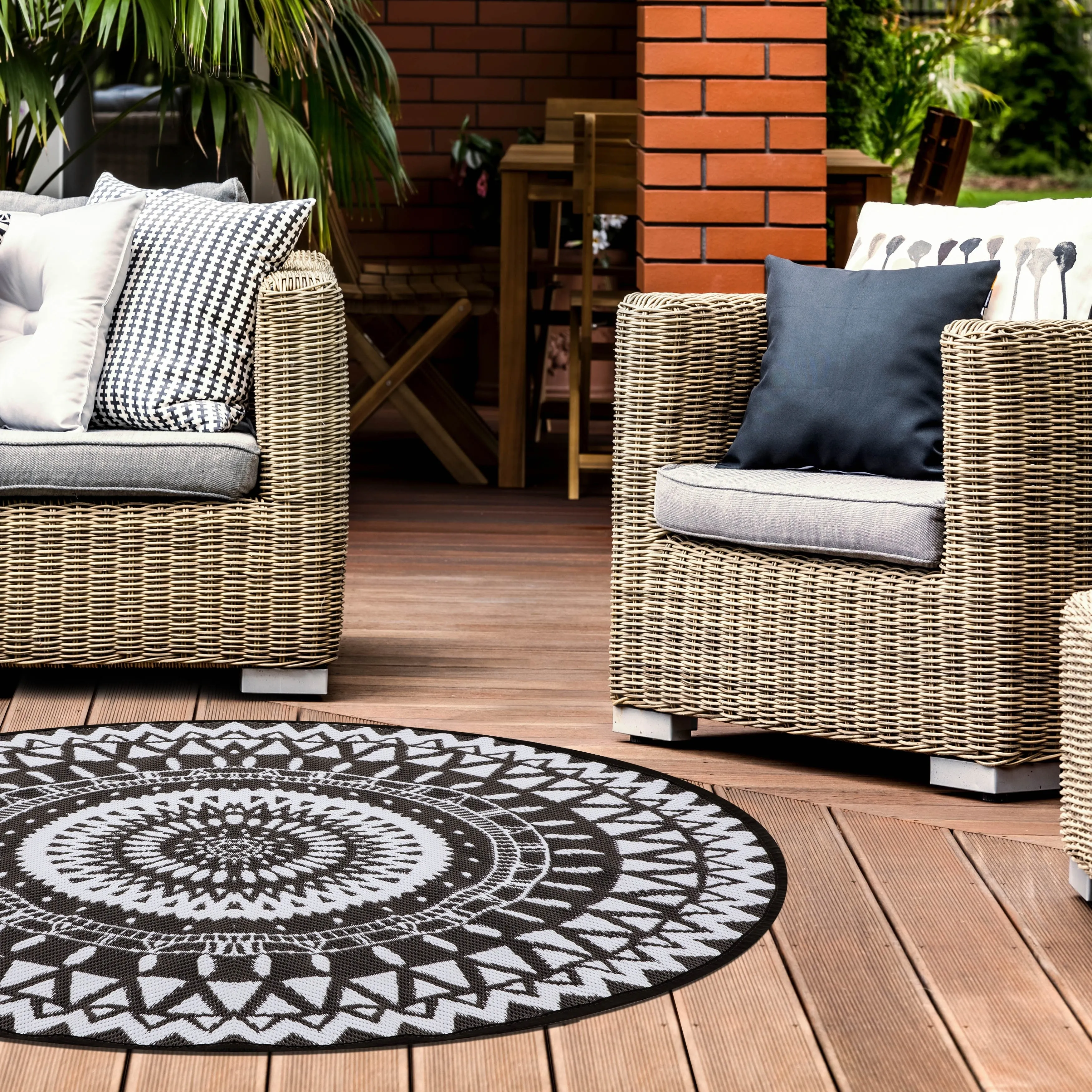 NUU GARDEN Black/ White Indoor/Outdoor Kaleidoscope Round Area Rug