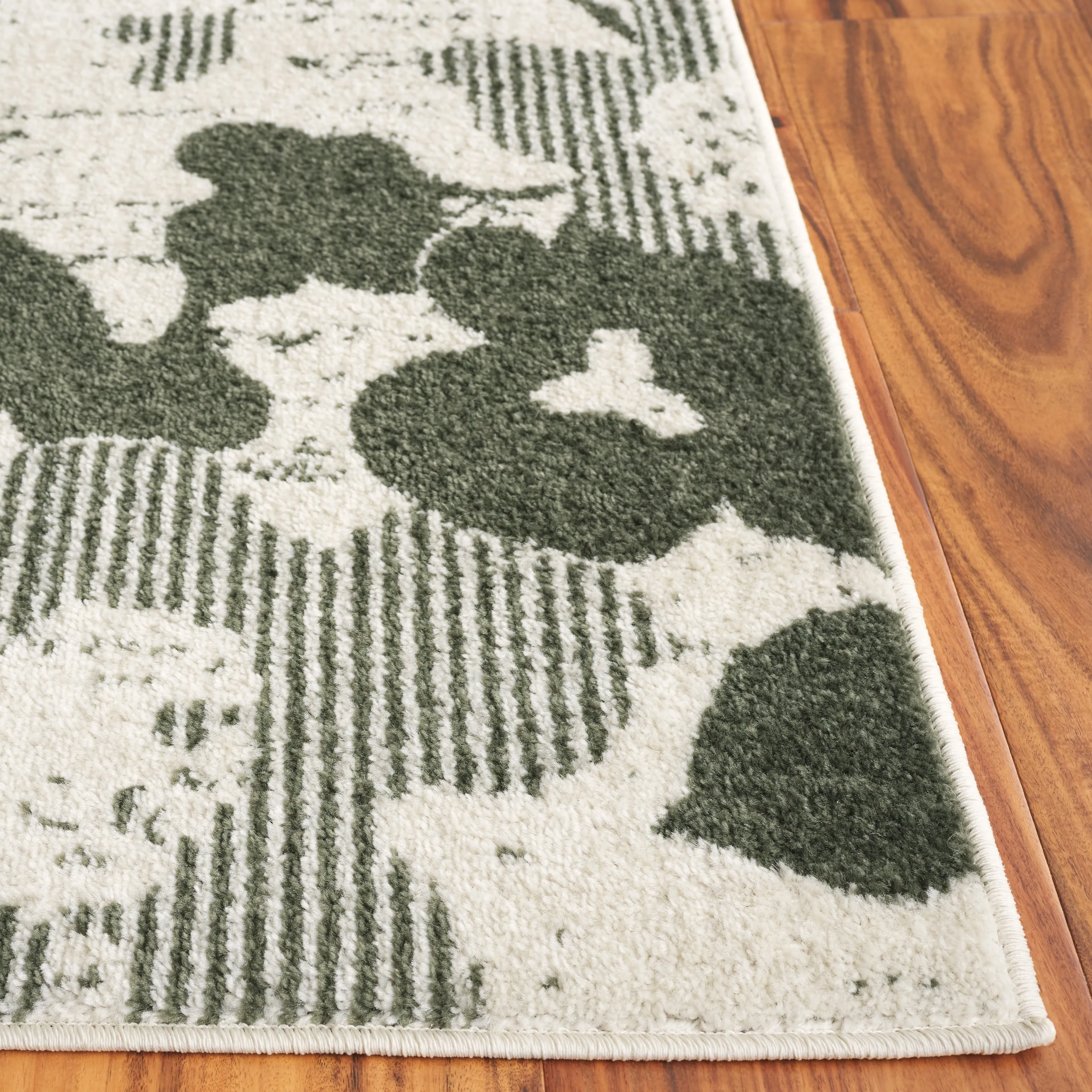 SAFAVIEH. Adirondack Rena Damask Floral Distressed Rug