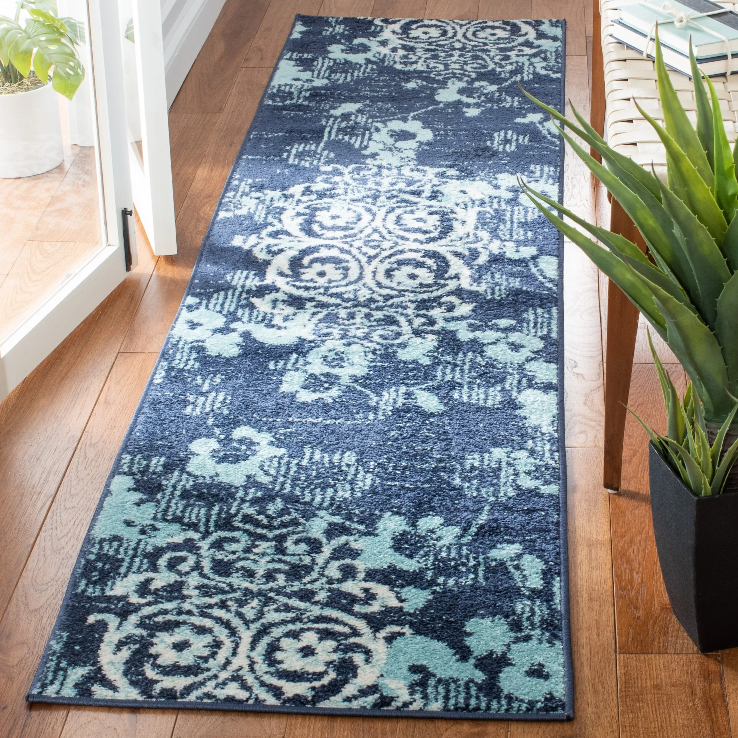 SAFAVIEH. Adirondack Rena Damask Floral Distressed Rug