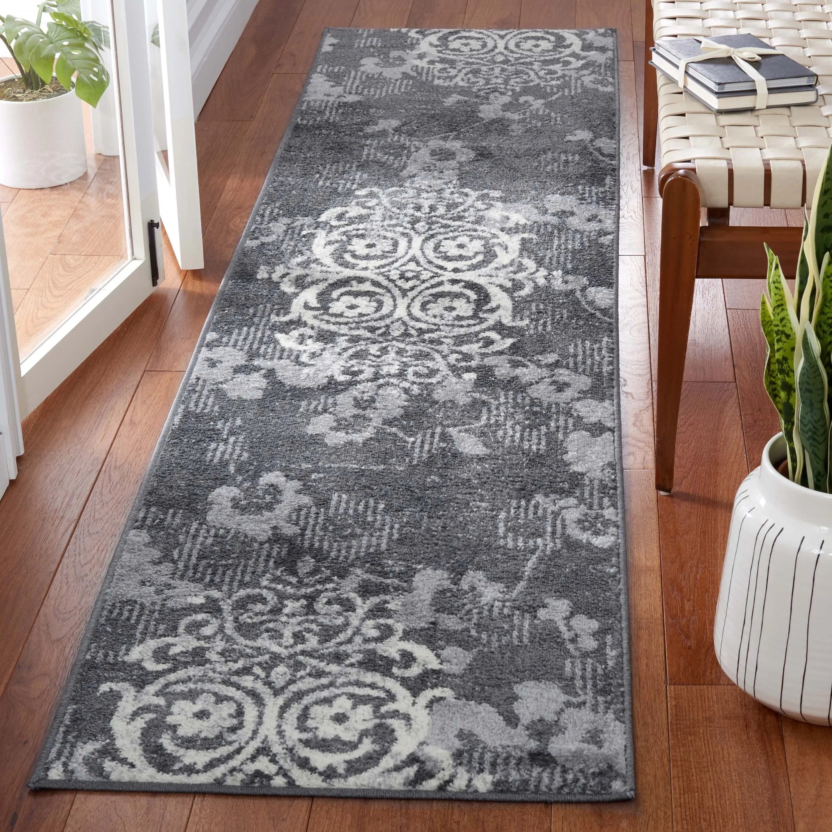 SAFAVIEH. Adirondack Rena Damask Floral Distressed Rug