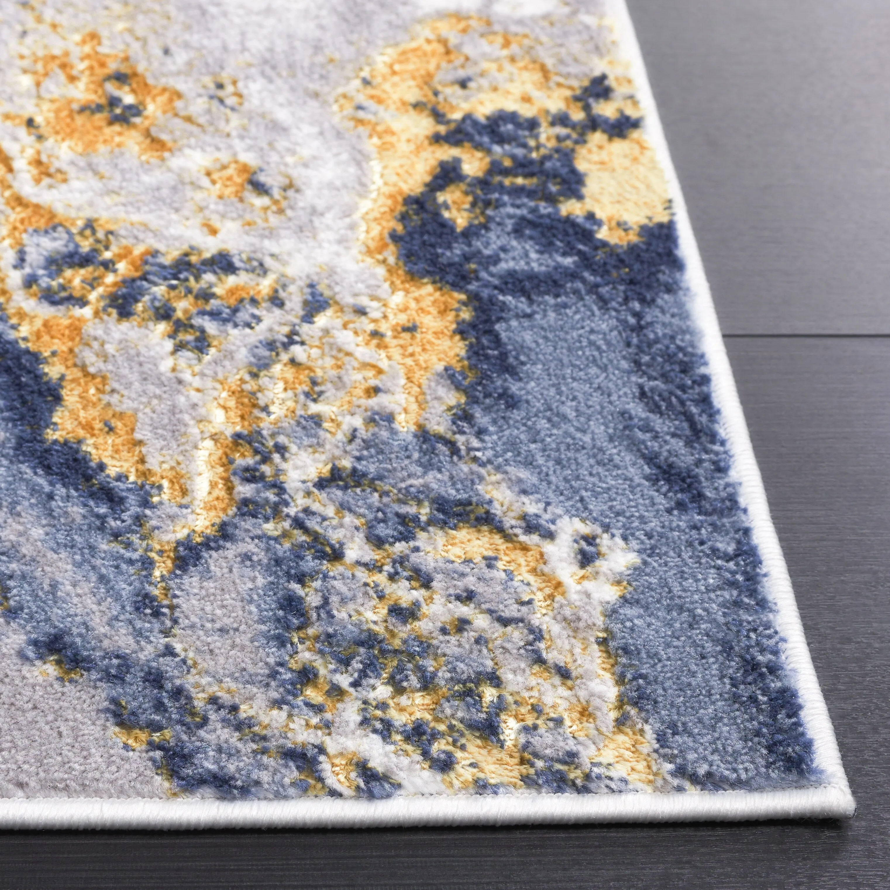 SAFAVIEH Amelia Gotha Modern & Contemporary Rug