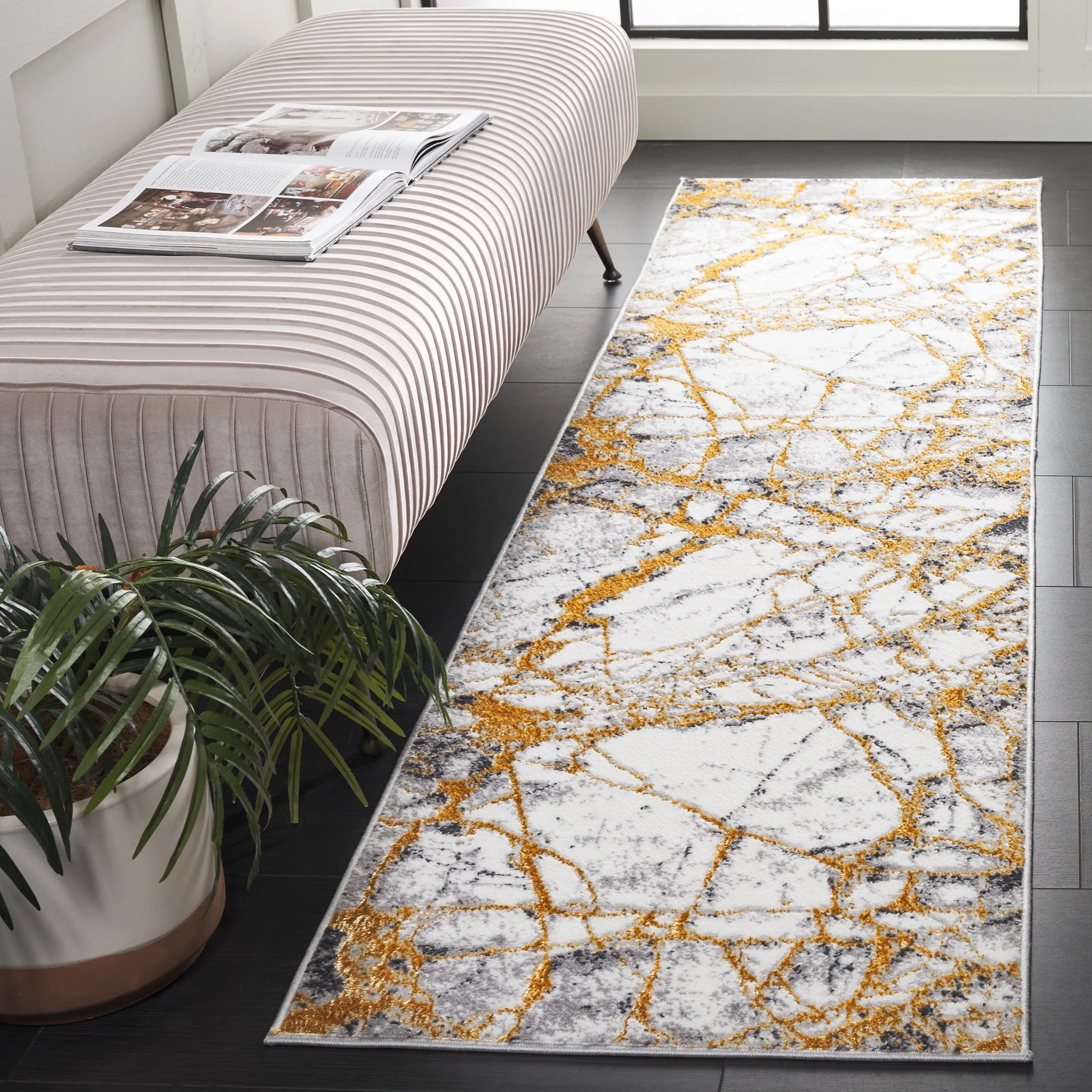 SAFAVIEH Amelia Shirley Modern & Contemporary Rug