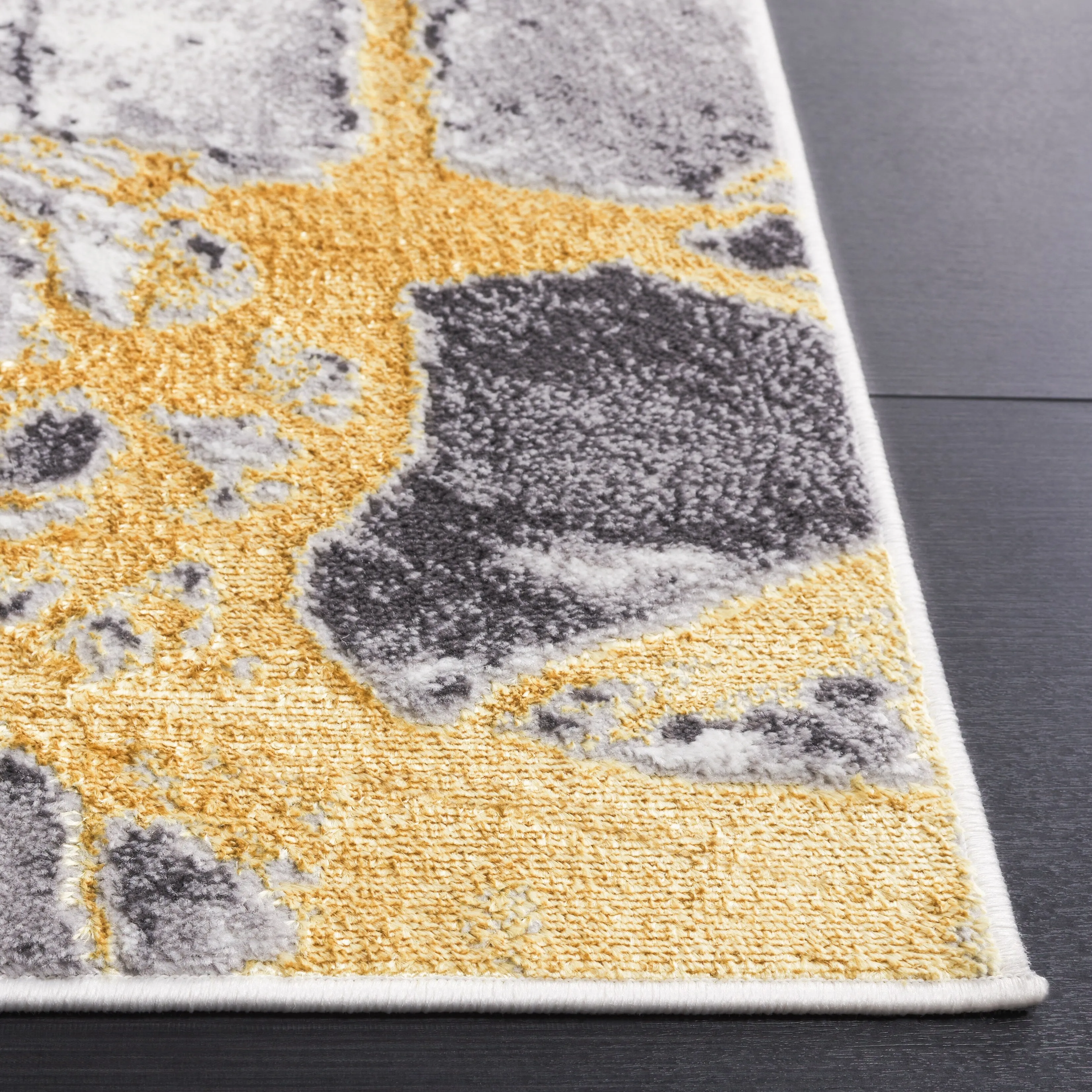 SAFAVIEH Amelia Shirley Modern & Contemporary Rug