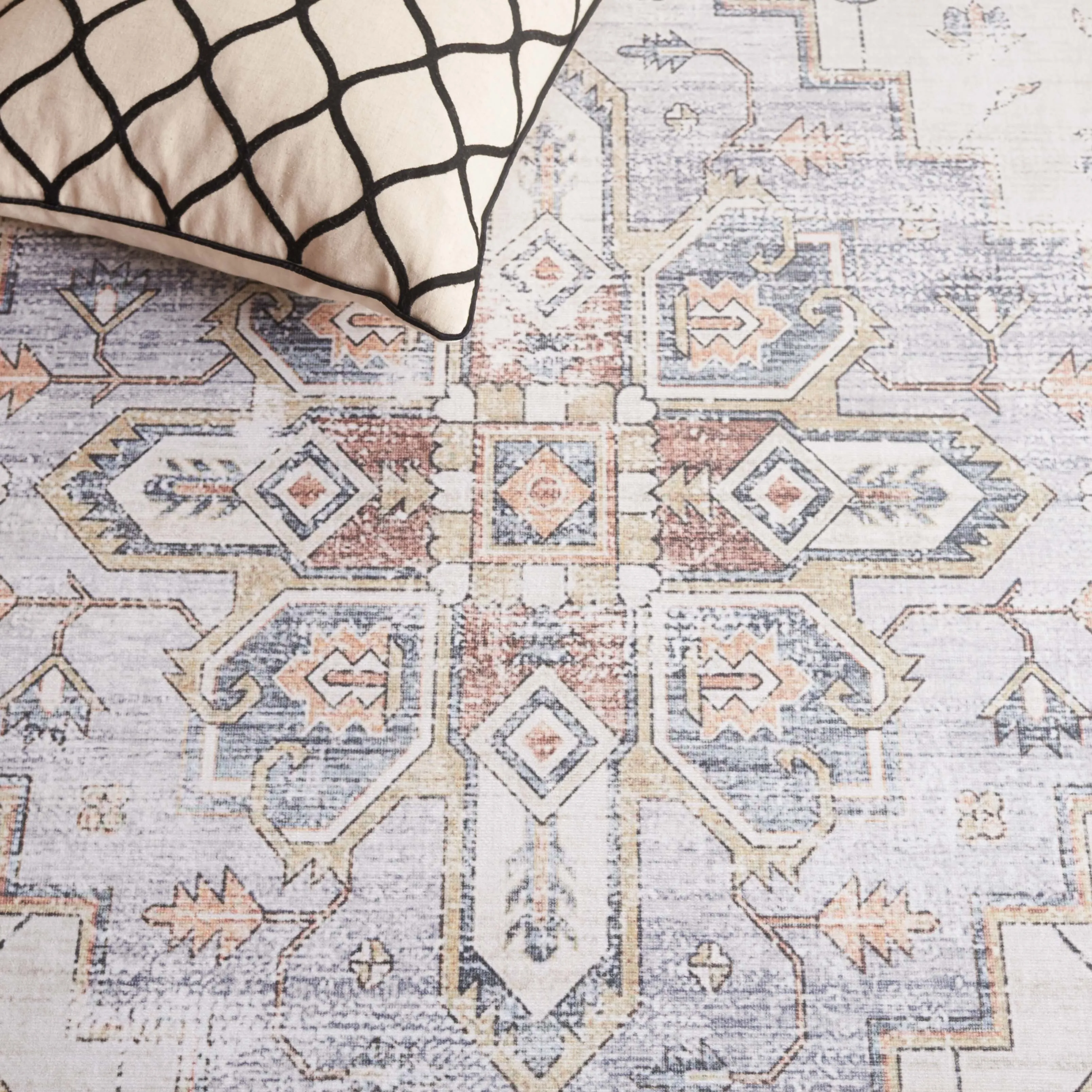 SAFAVIEH Arizona Grytsje Vintage Machine Washable Rug.