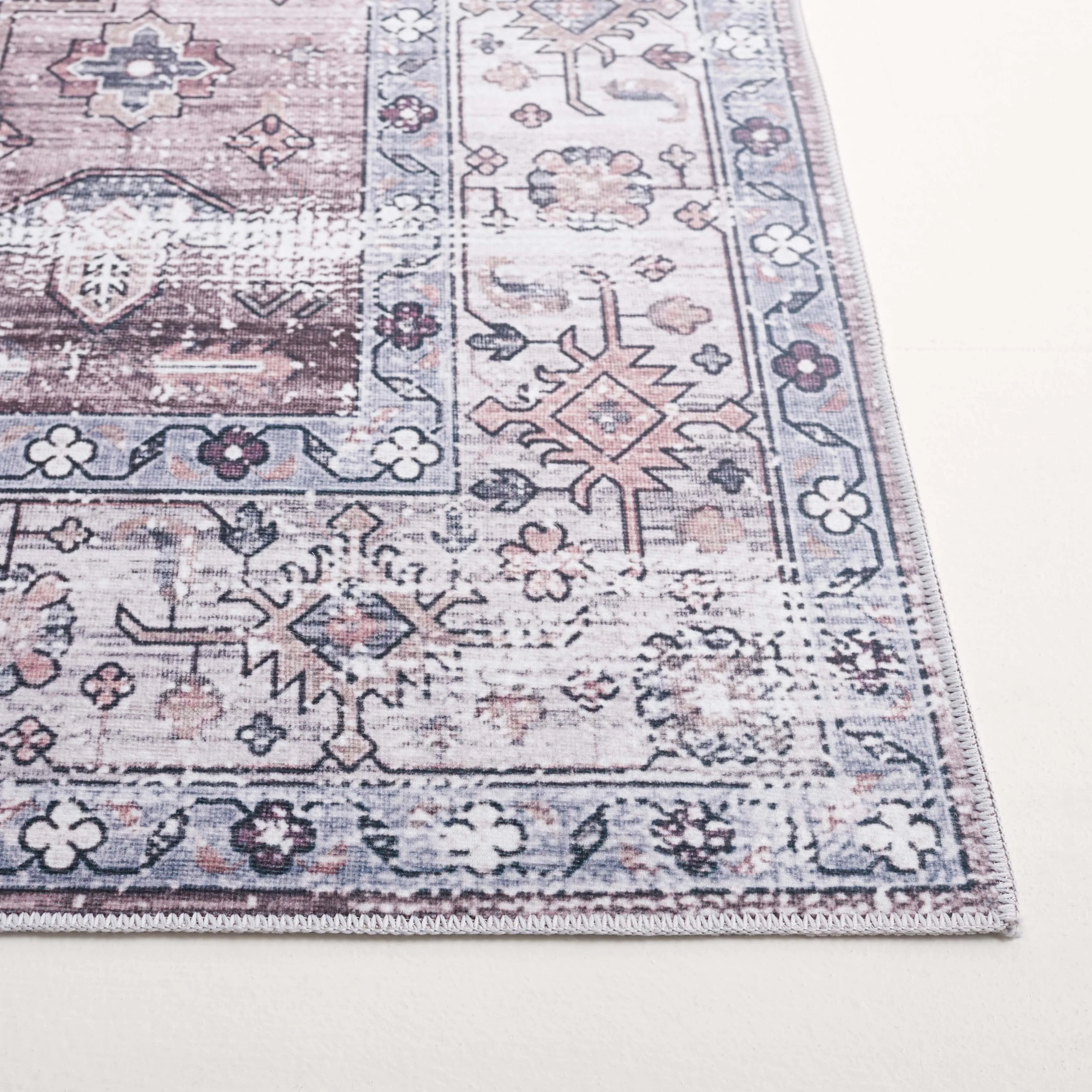 SAFAVIEH Arizona Grytsje Vintage Machine Washable Rug.