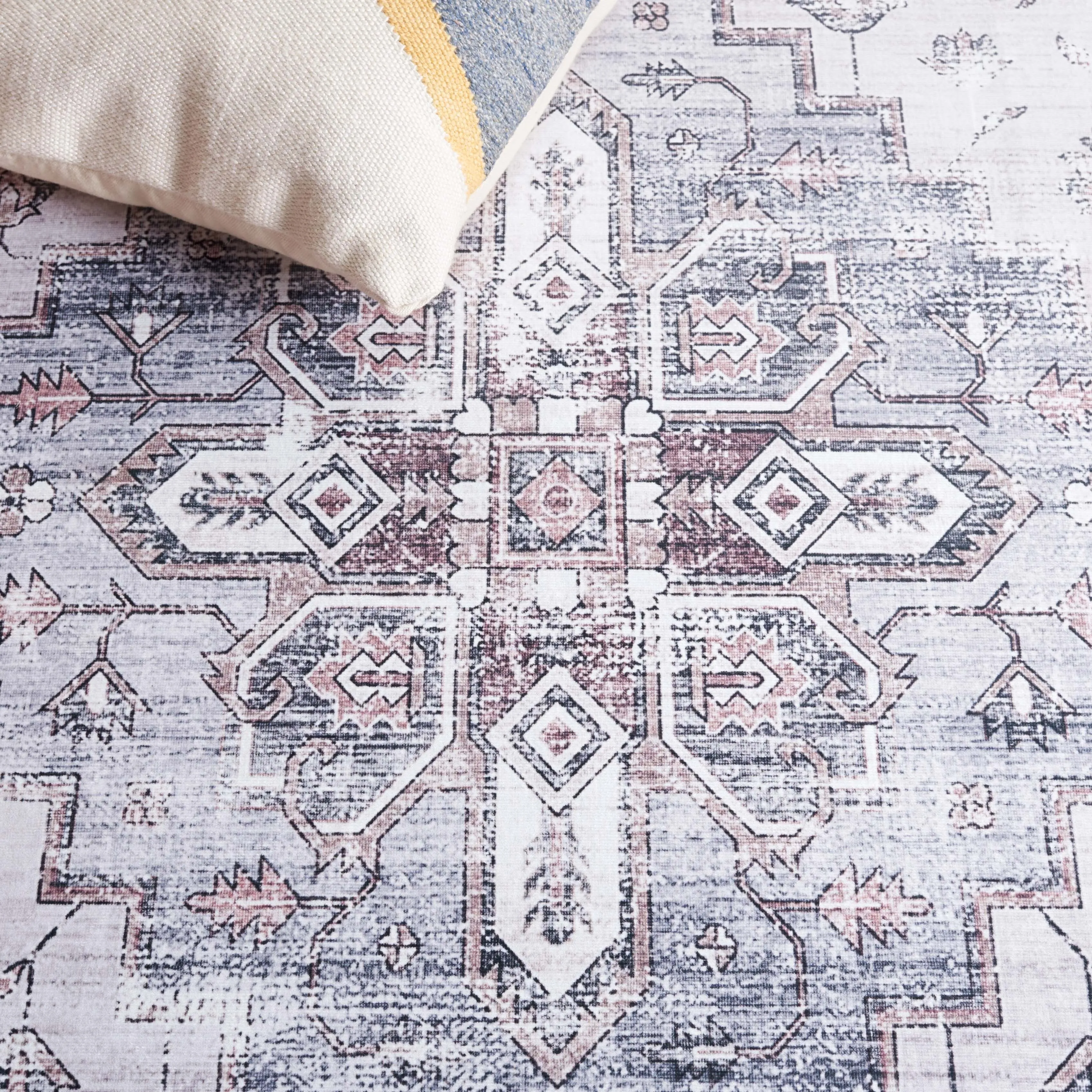 SAFAVIEH Arizona Grytsje Vintage Machine Washable Rug.
