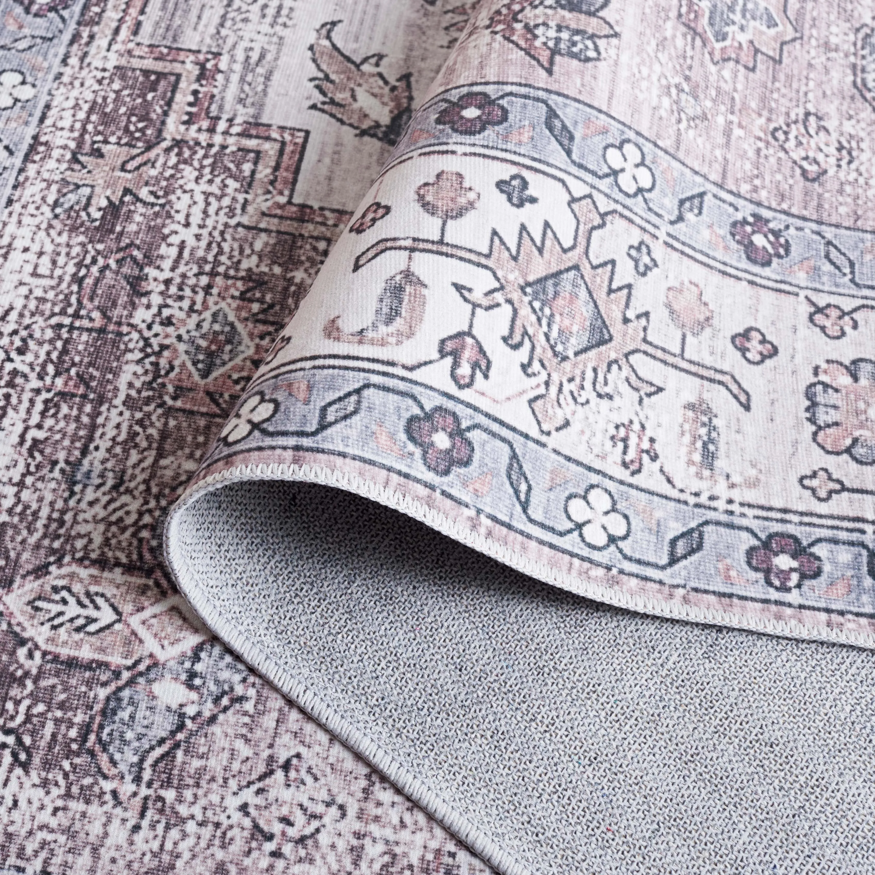 SAFAVIEH Arizona Grytsje Vintage Machine Washable Rug.