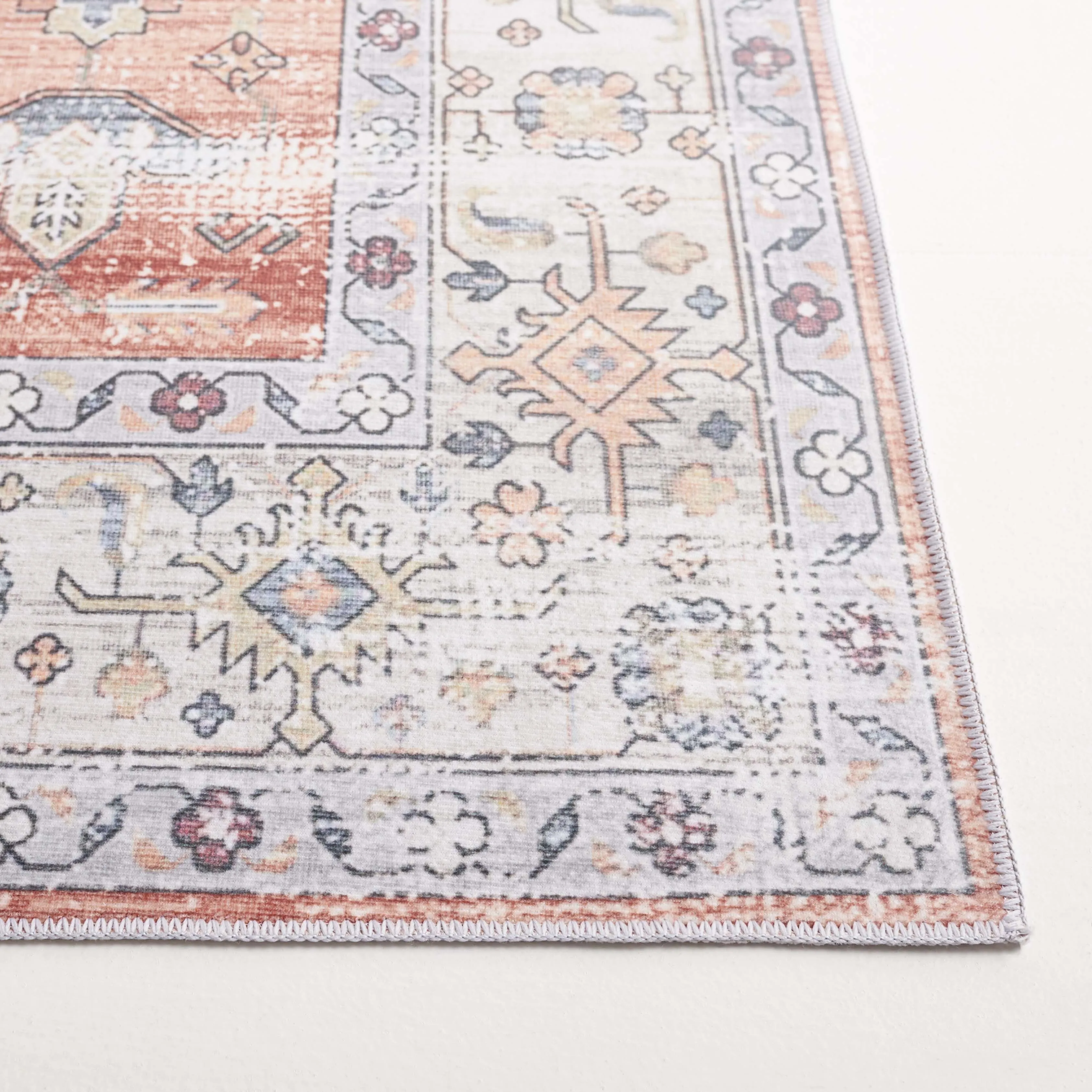 SAFAVIEH Arizona Grytsje Vintage Machine Washable Rug.