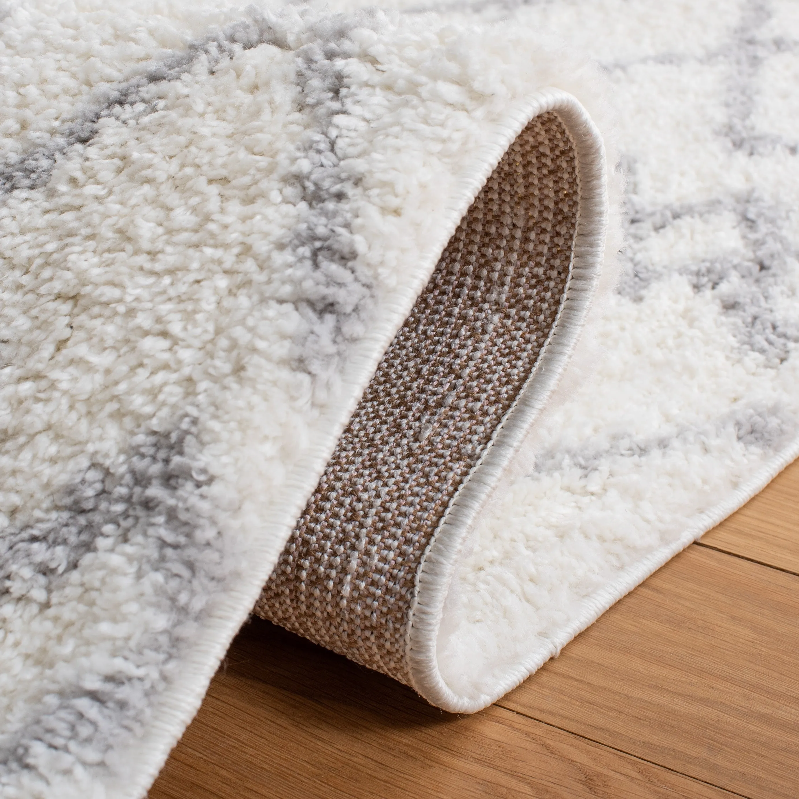 SAFAVIEH Berber Shag Ilmie Light Grey/Cream Rug
