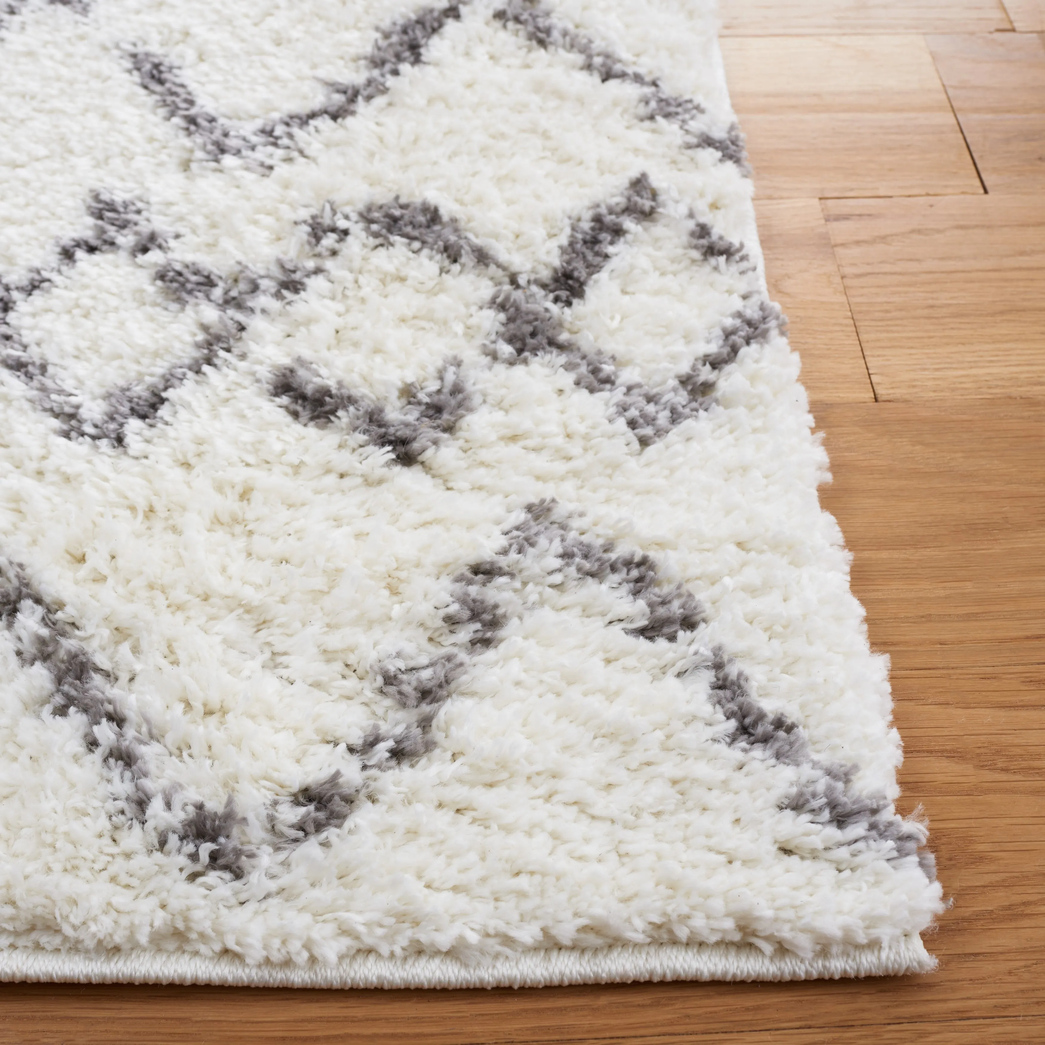 SAFAVIEH Berber Shag Ilmie Light Grey/Cream Rug