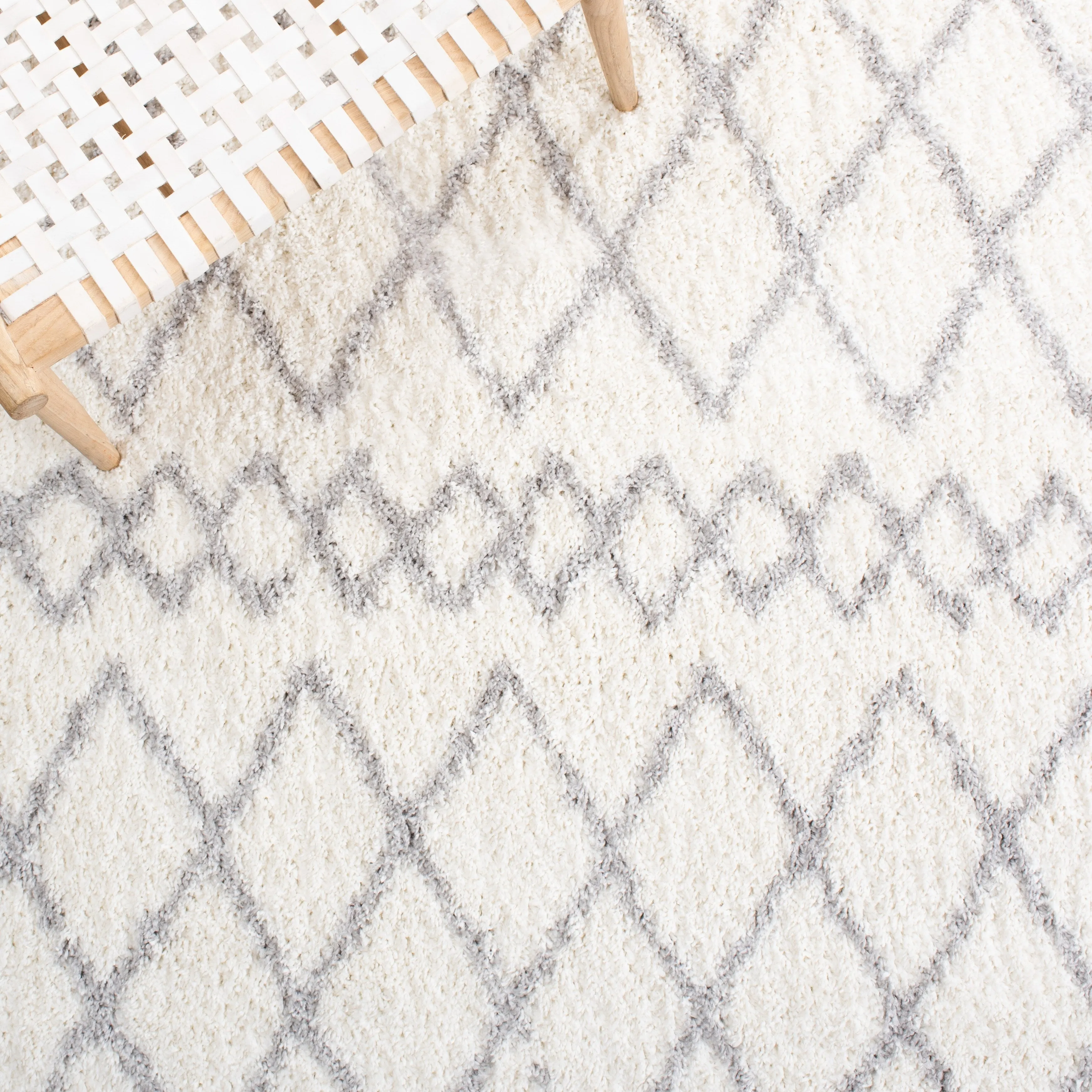 SAFAVIEH Berber Shag Ilmie Light Grey/Cream Rug