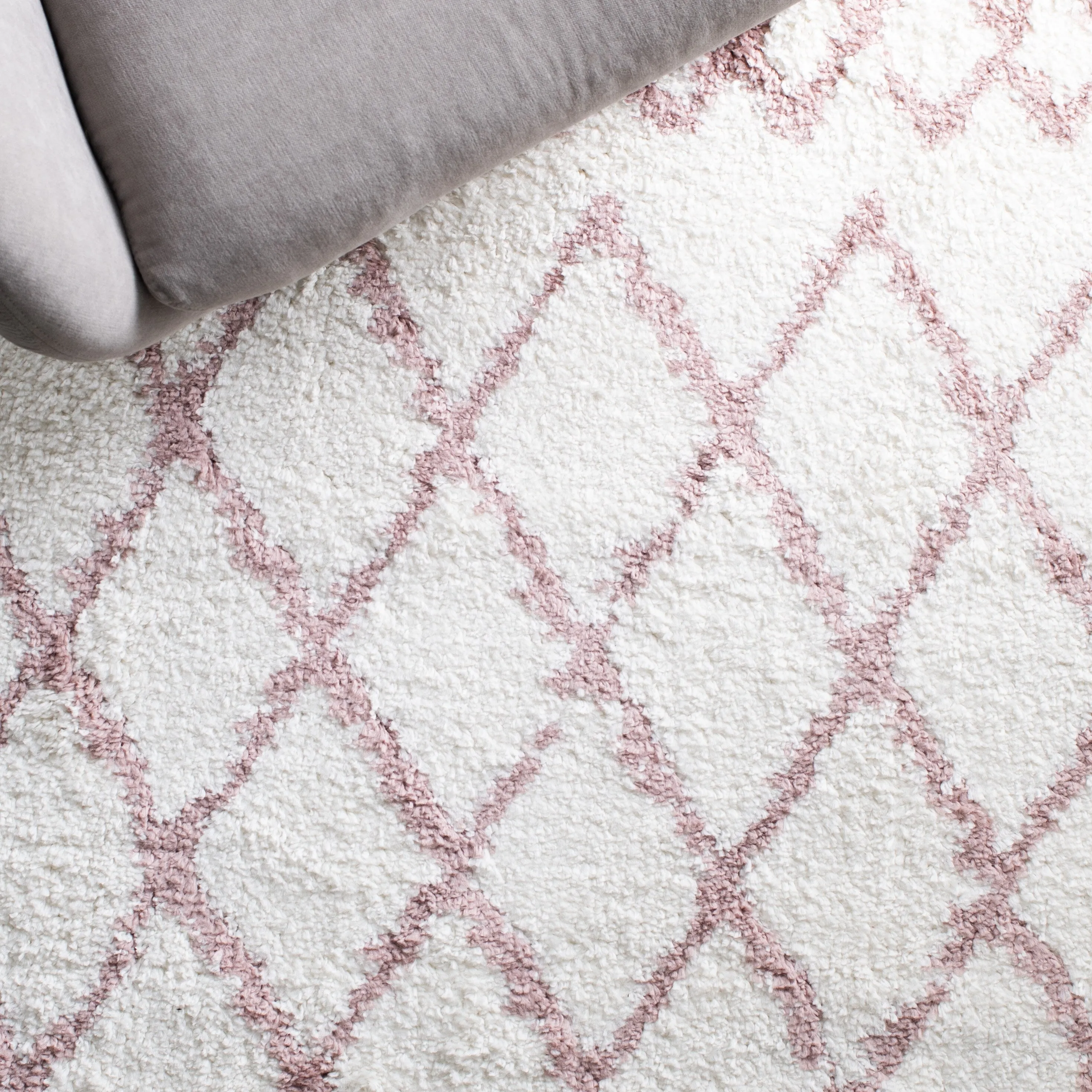 SAFAVIEH Berber Shag Ilmie Light Grey/Cream Rug