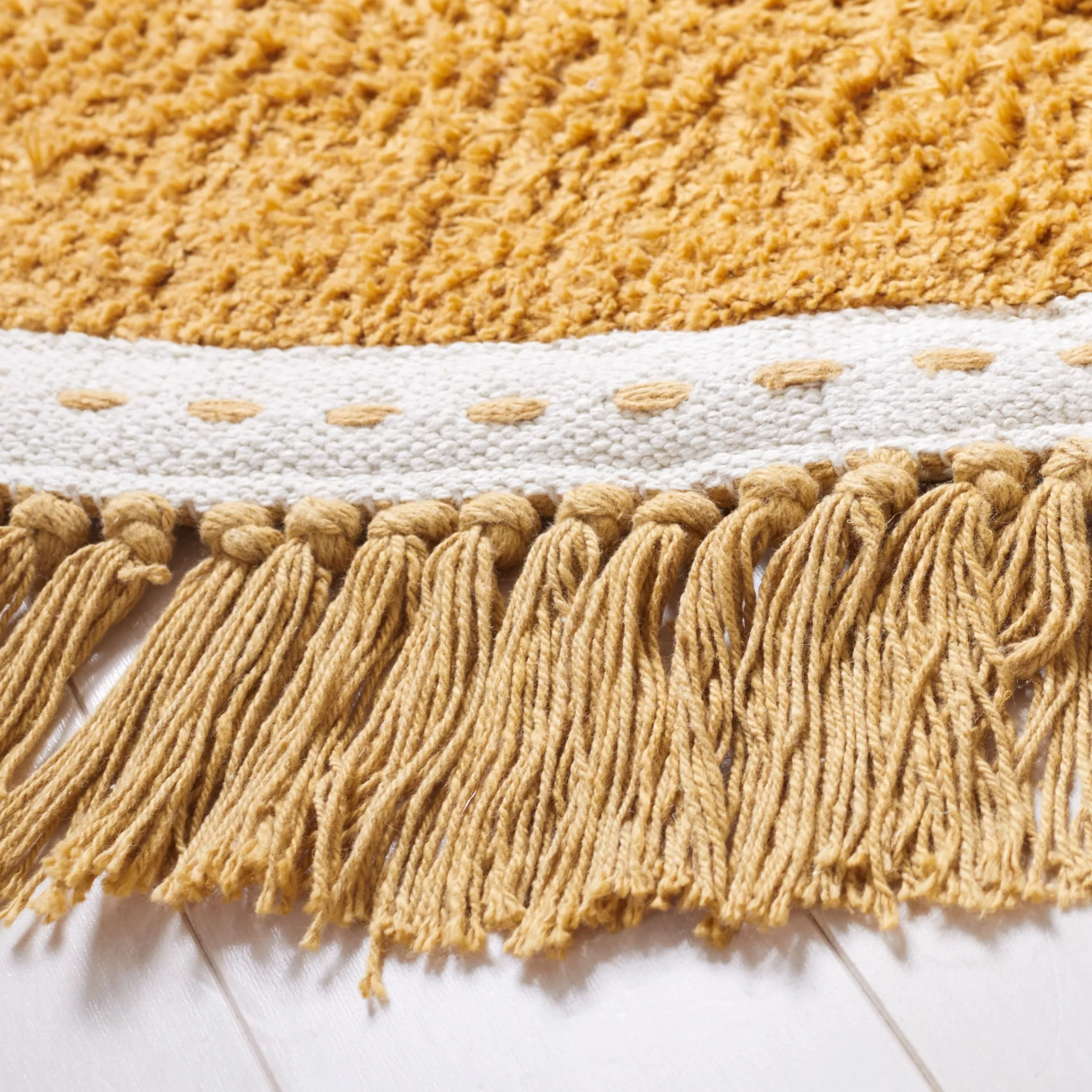 SAFAVIEH Easy Care Machine Washable Zenepe Trientje Rug