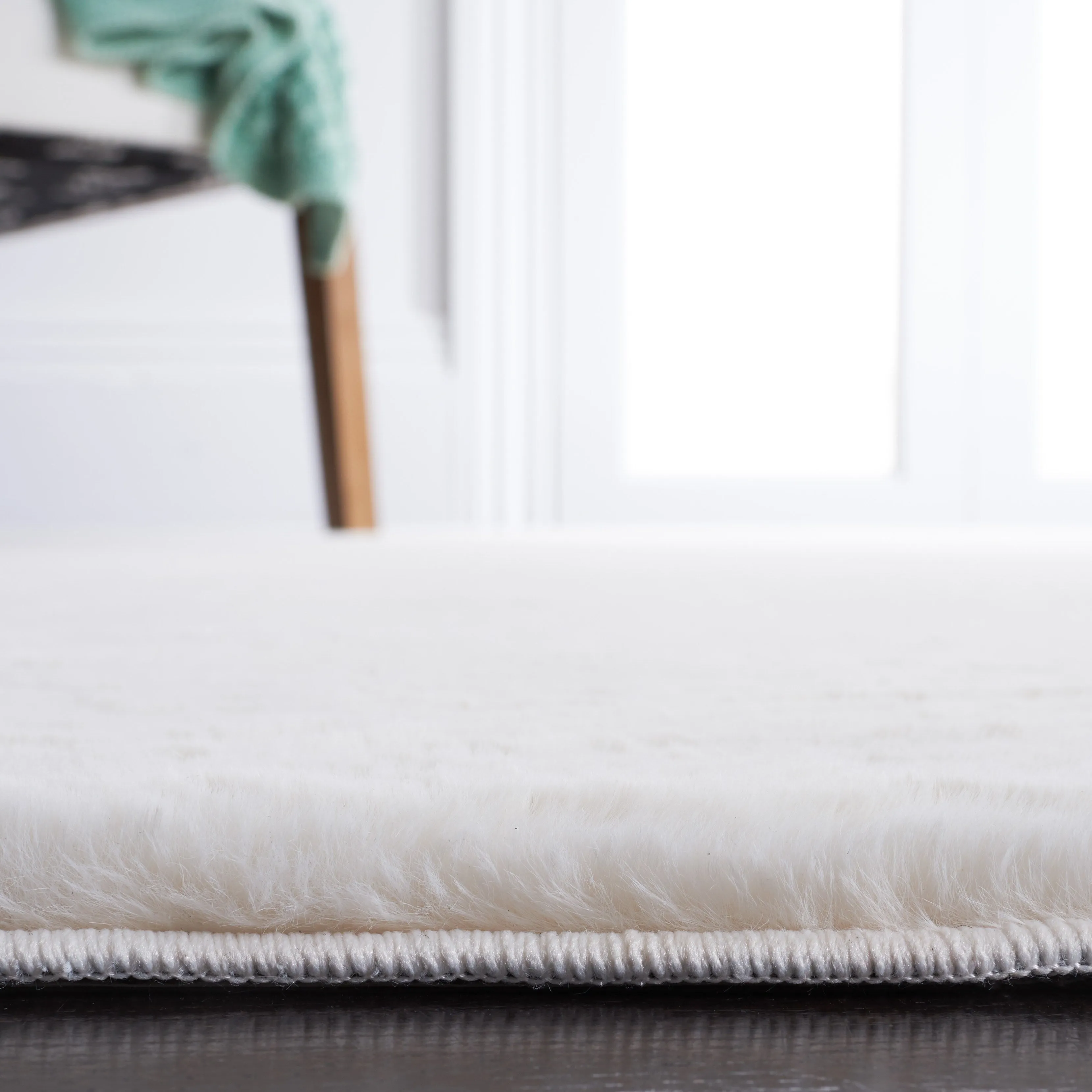 SAFAVIEH Faux Rabbit Fur Catja Machine Washable Slip Resistant