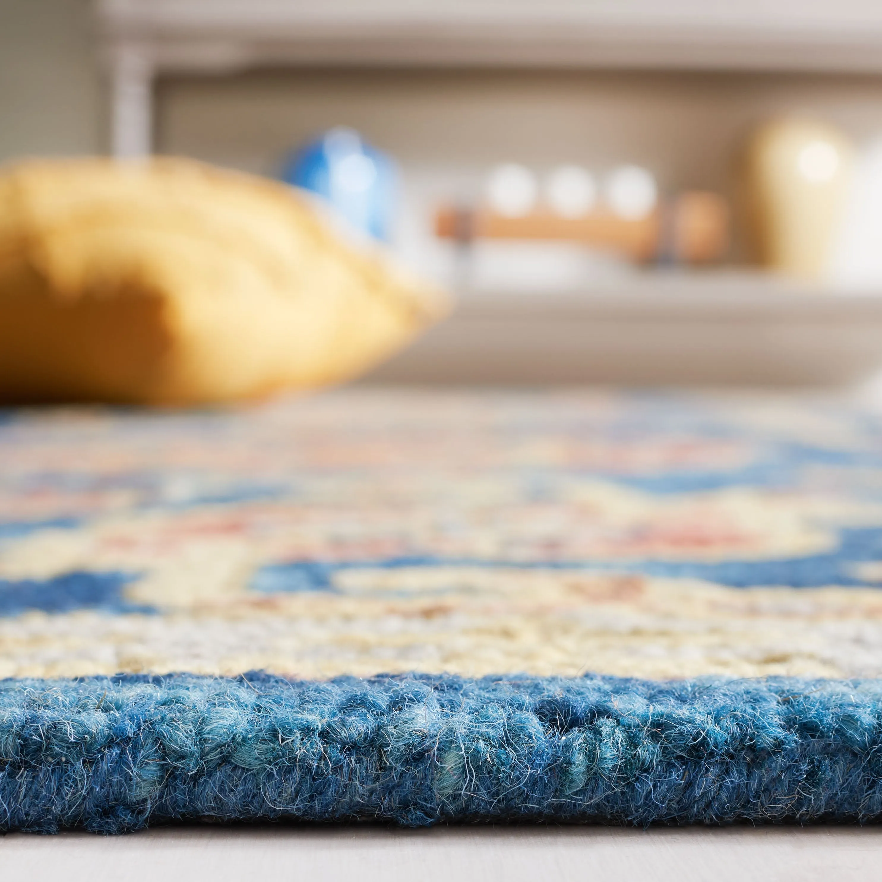 SAFAVIEH Handmade Blossom Petinka French Country Floral Wool Rug