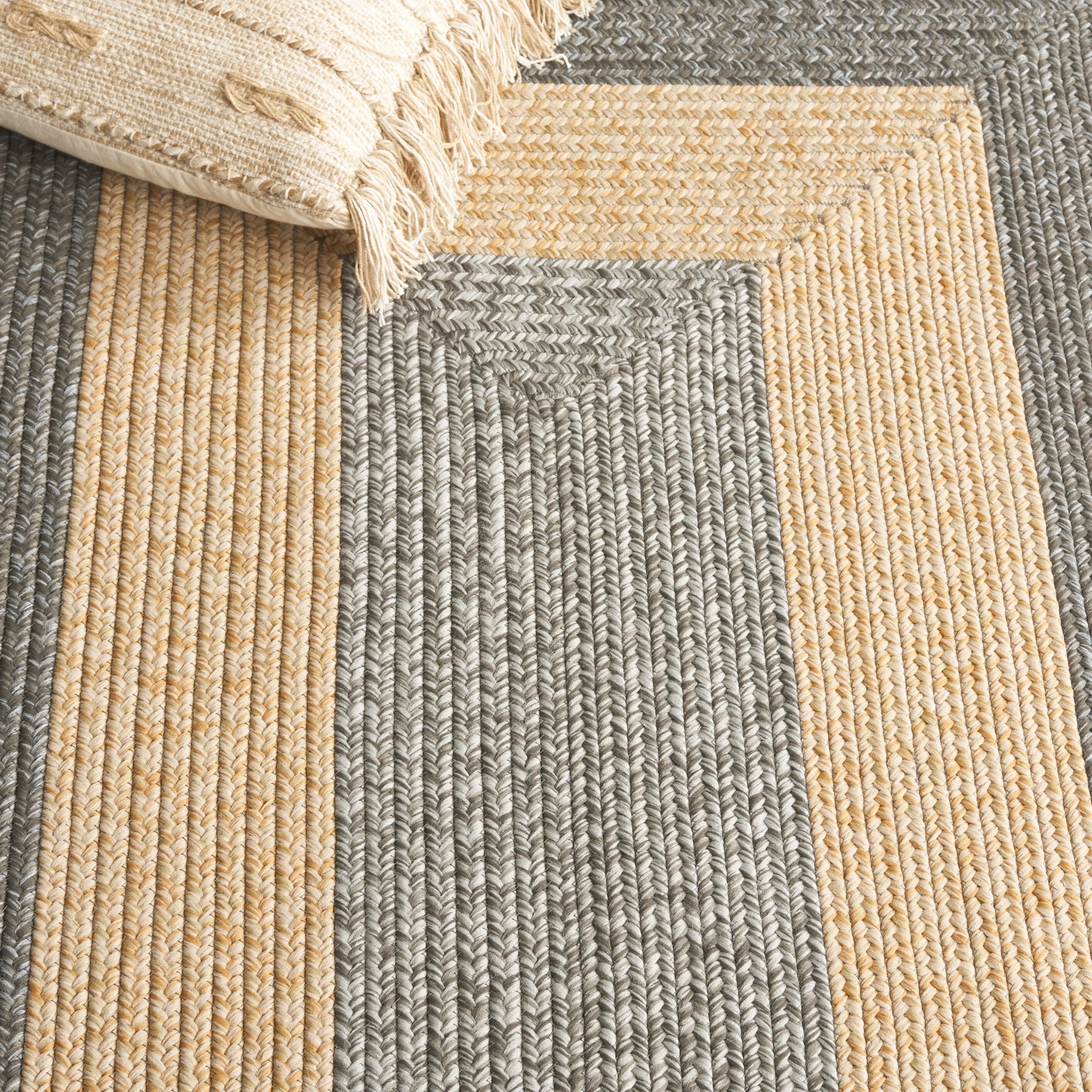 SAFAVIEH Handmade Braided Ecenur Indoor/Outdoor Machine Washable Rug