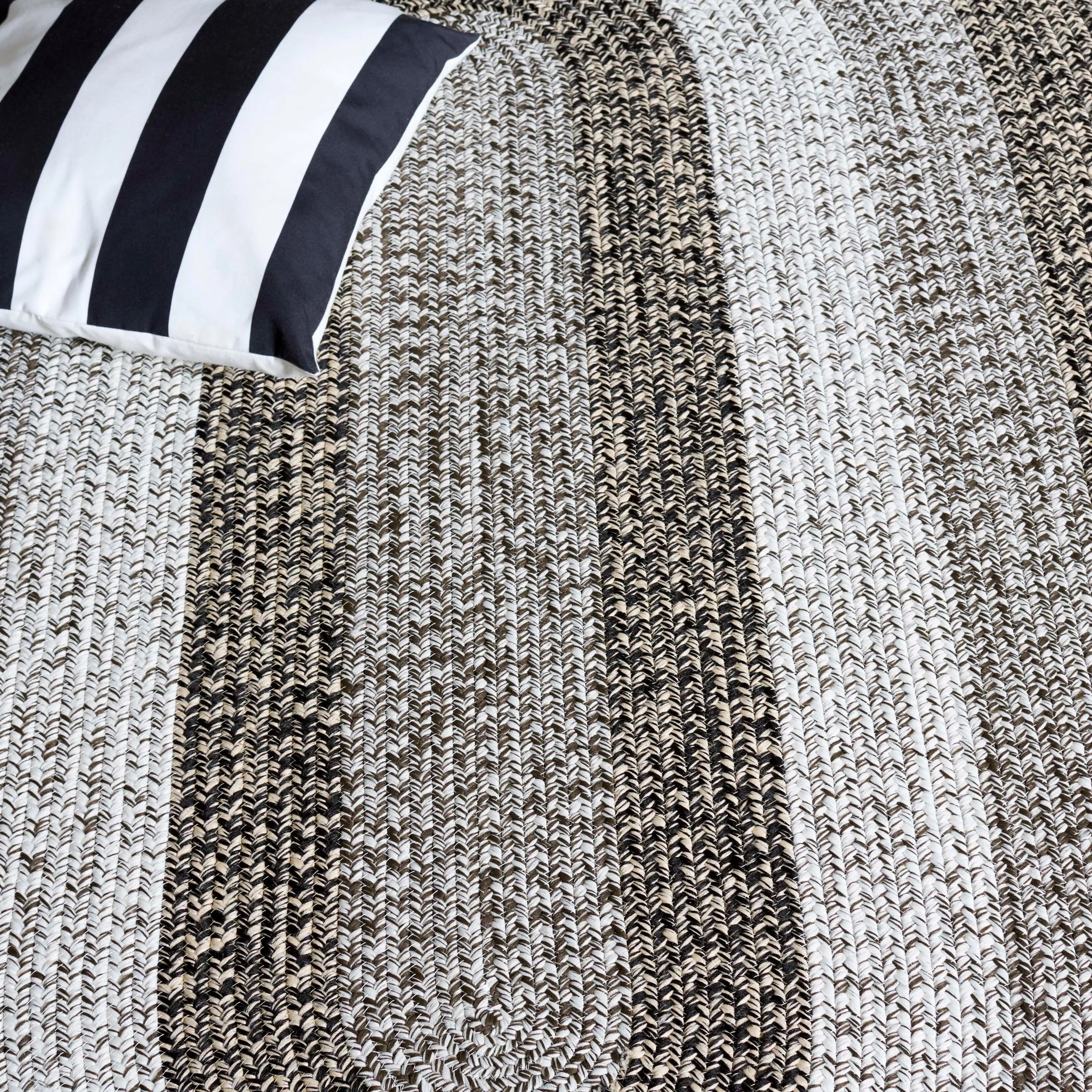 SAFAVIEH Handmade Braided Ecenur Indoor/Outdoor Machine Washable Rug