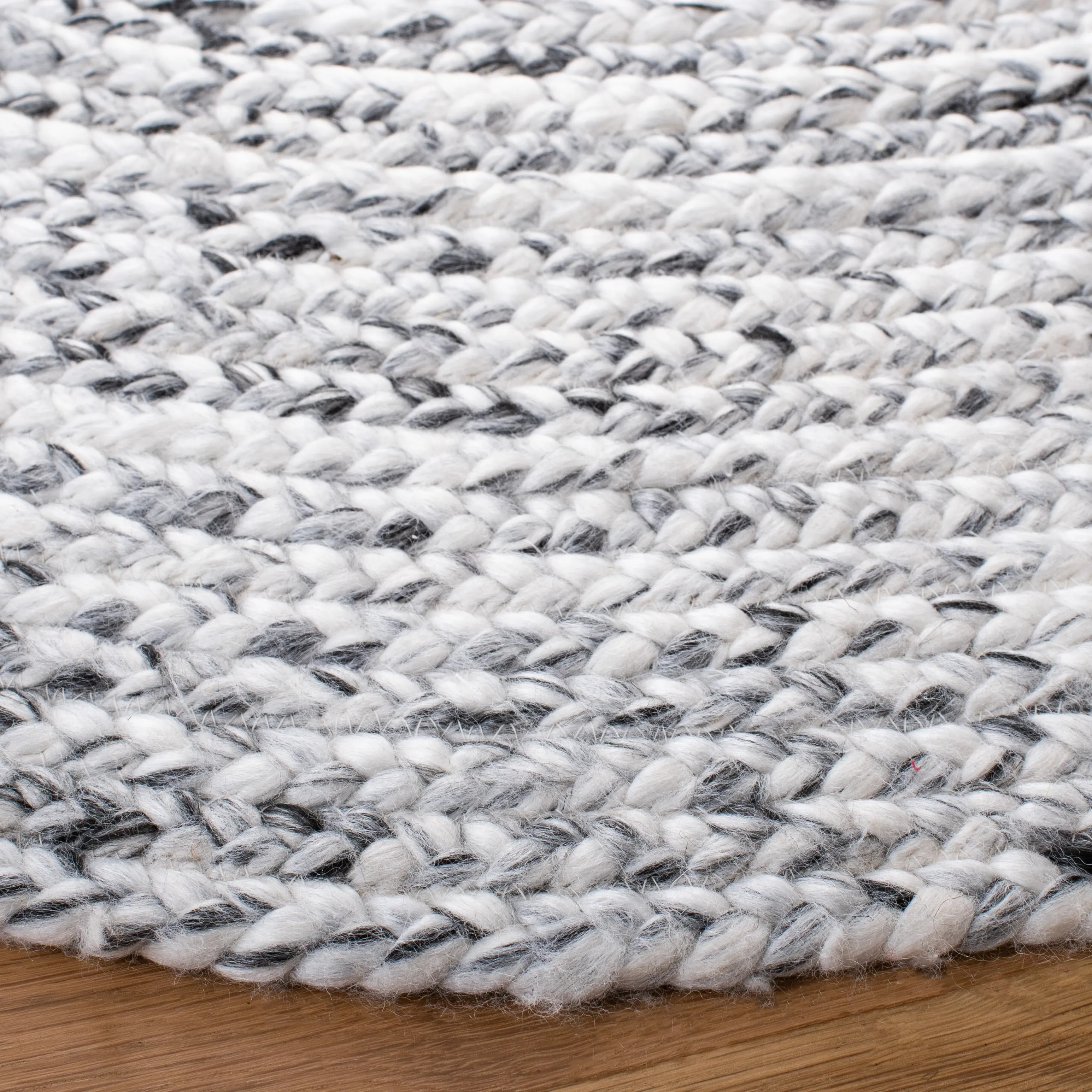 SAFAVIEH Handmade Braided Malene Round Rug