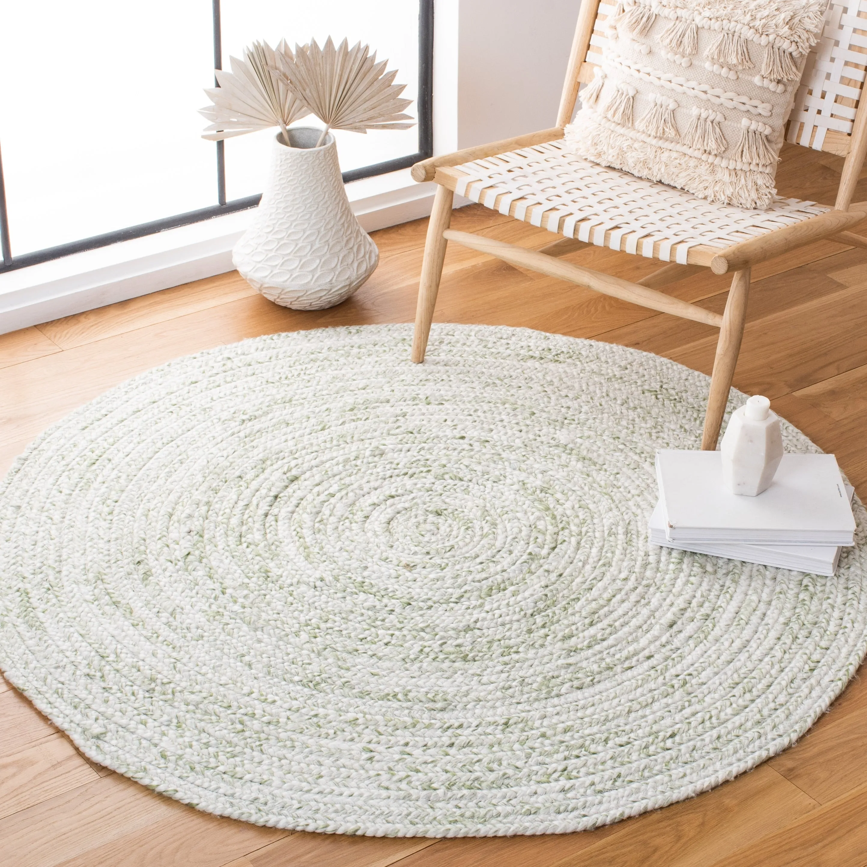 SAFAVIEH Handmade Braided Malene Round Rug