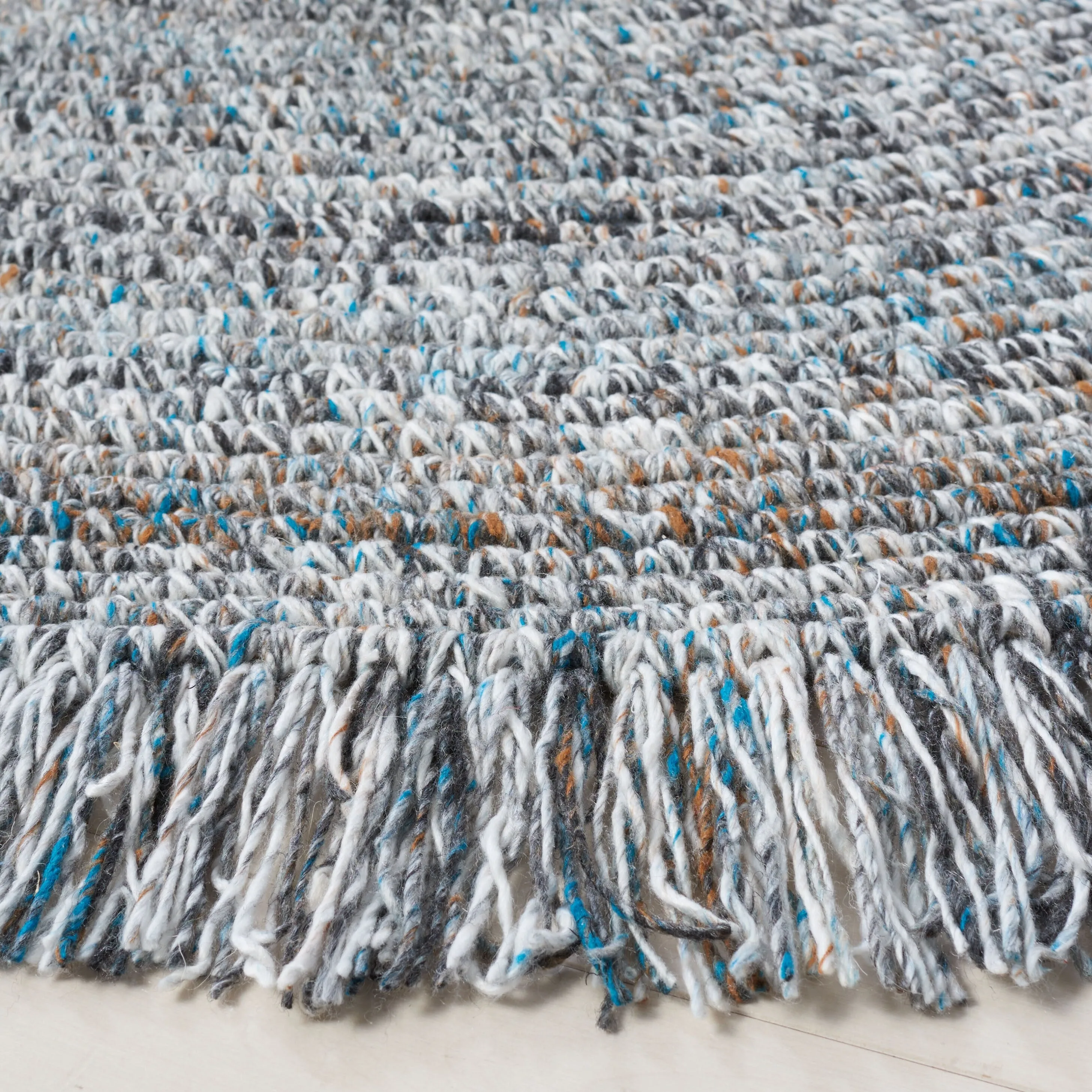 SAFAVIEH Handmade Braided Pelagia Fringe Round Rug