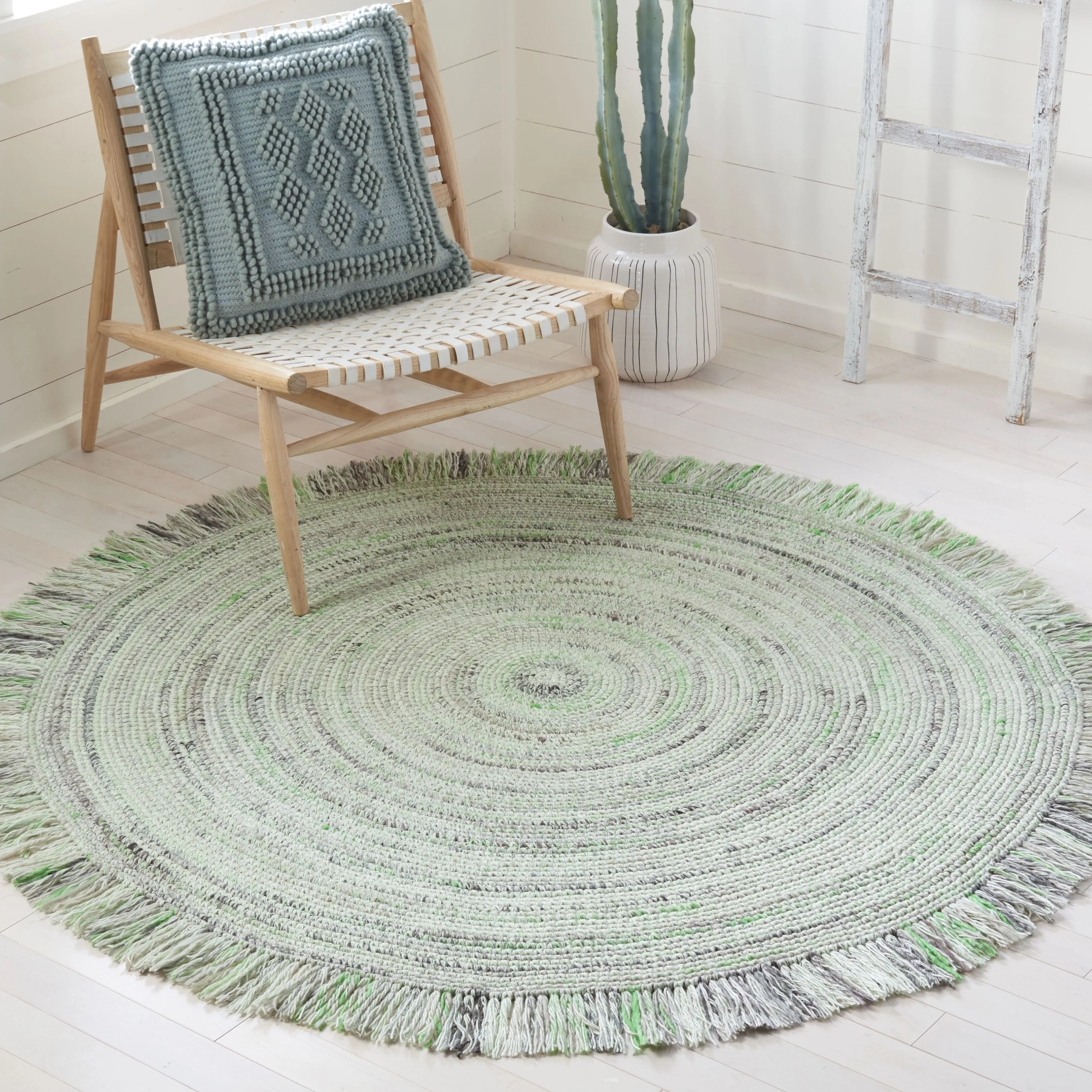 SAFAVIEH Handmade Braided Pelagia Fringe Round Rug