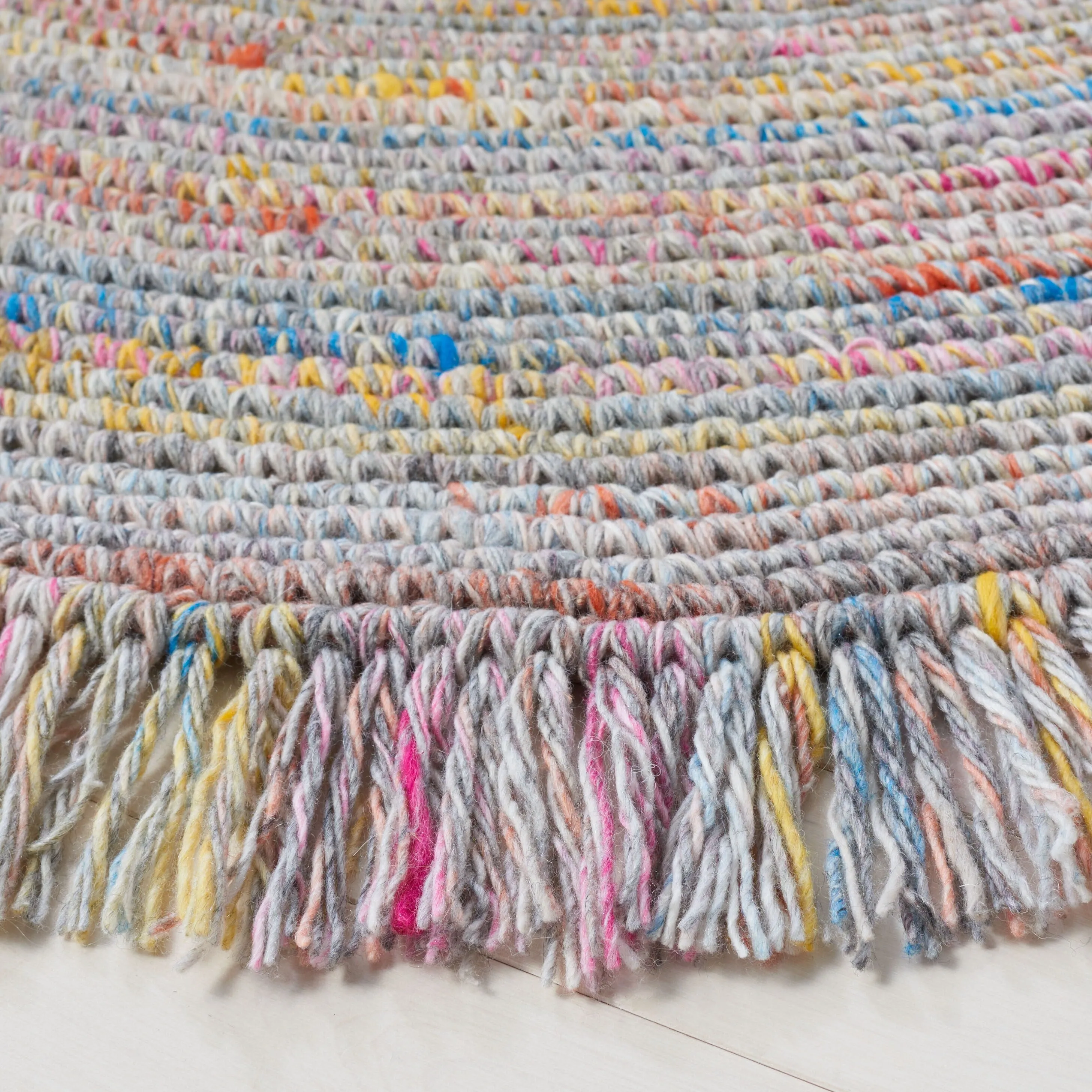 SAFAVIEH Handmade Braided Pelagia Fringe Round Rug