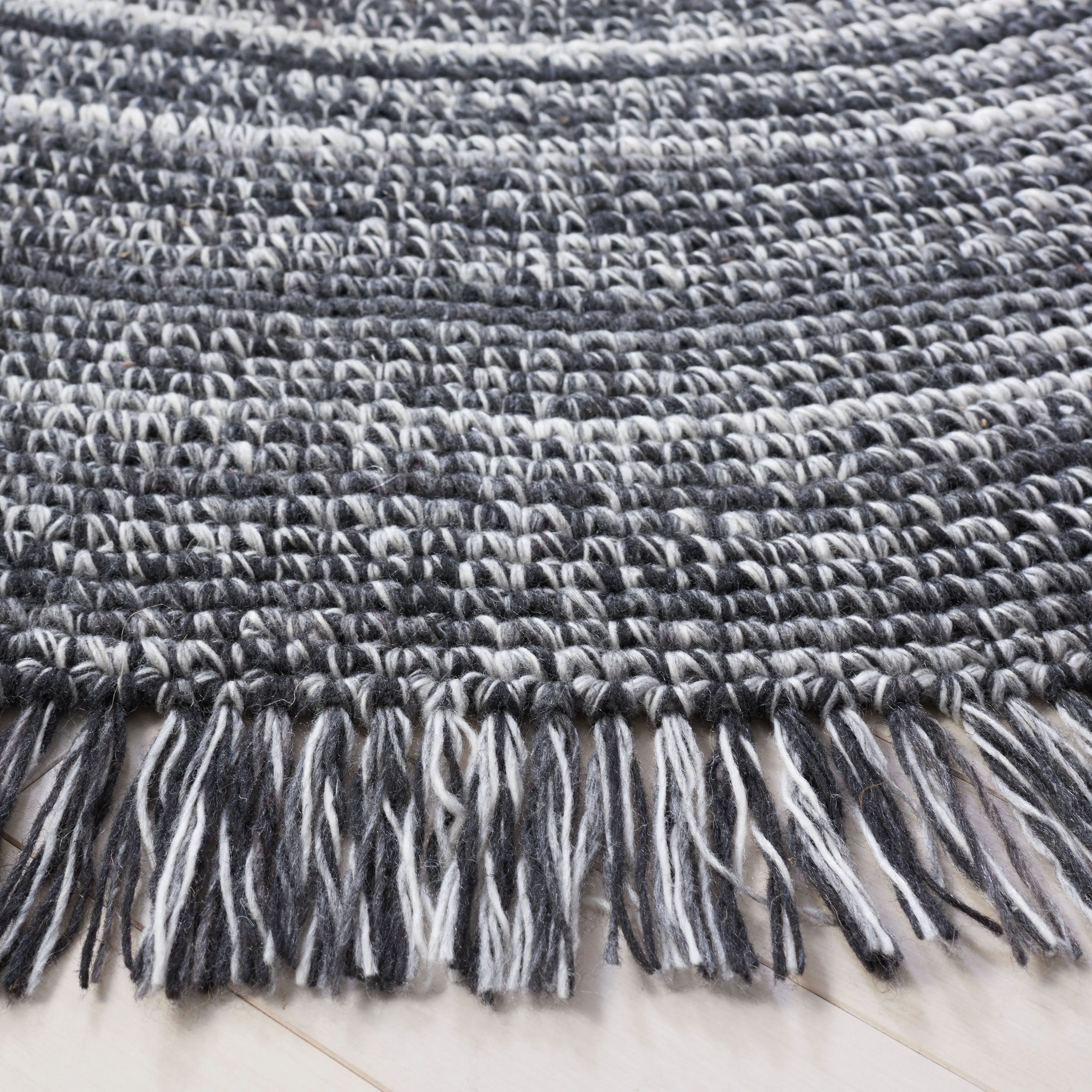 SAFAVIEH Handmade Braided Pelagia Fringe Round Rug