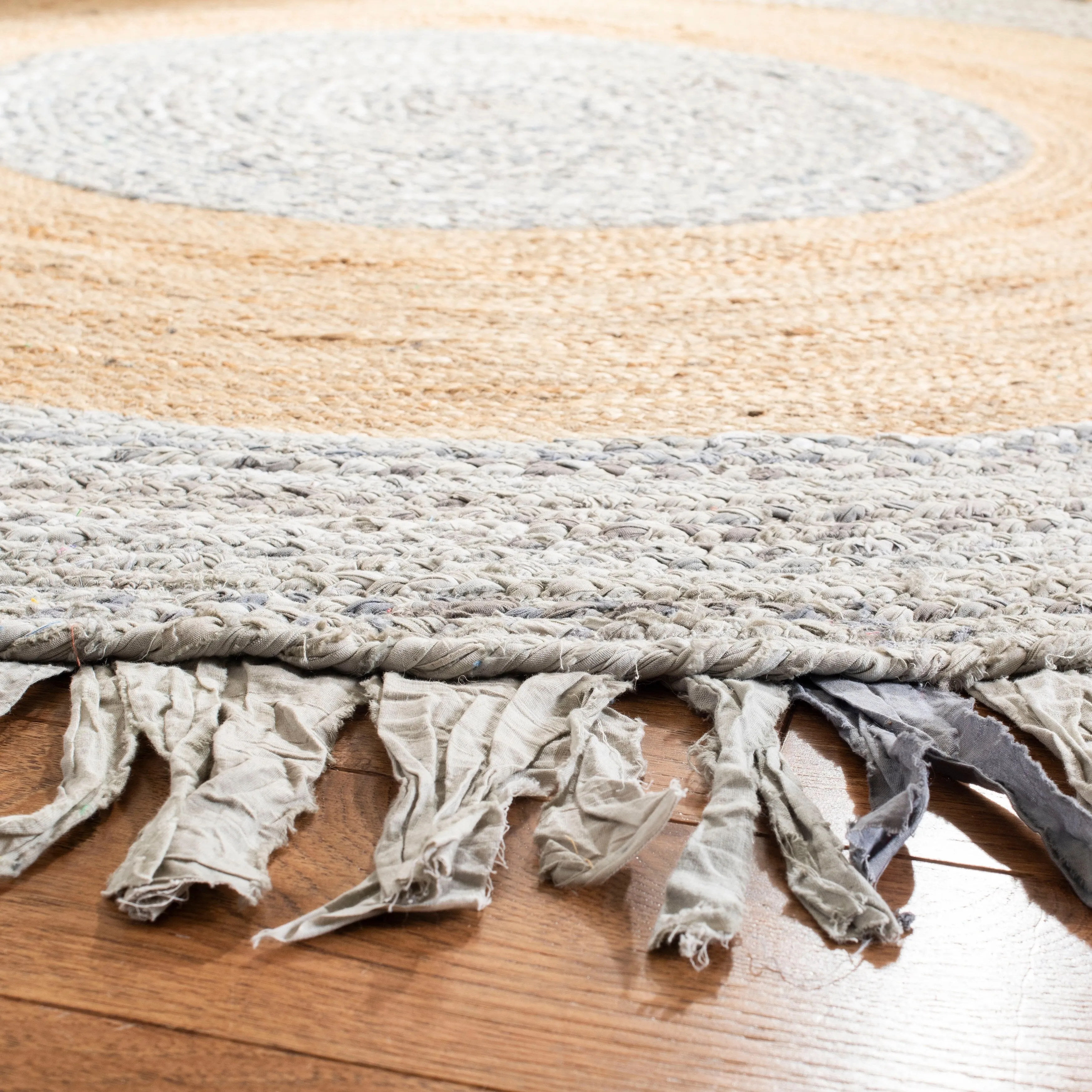 SAFAVIEH Handmade Cape Cod Wobke Jute Rug with Fringe