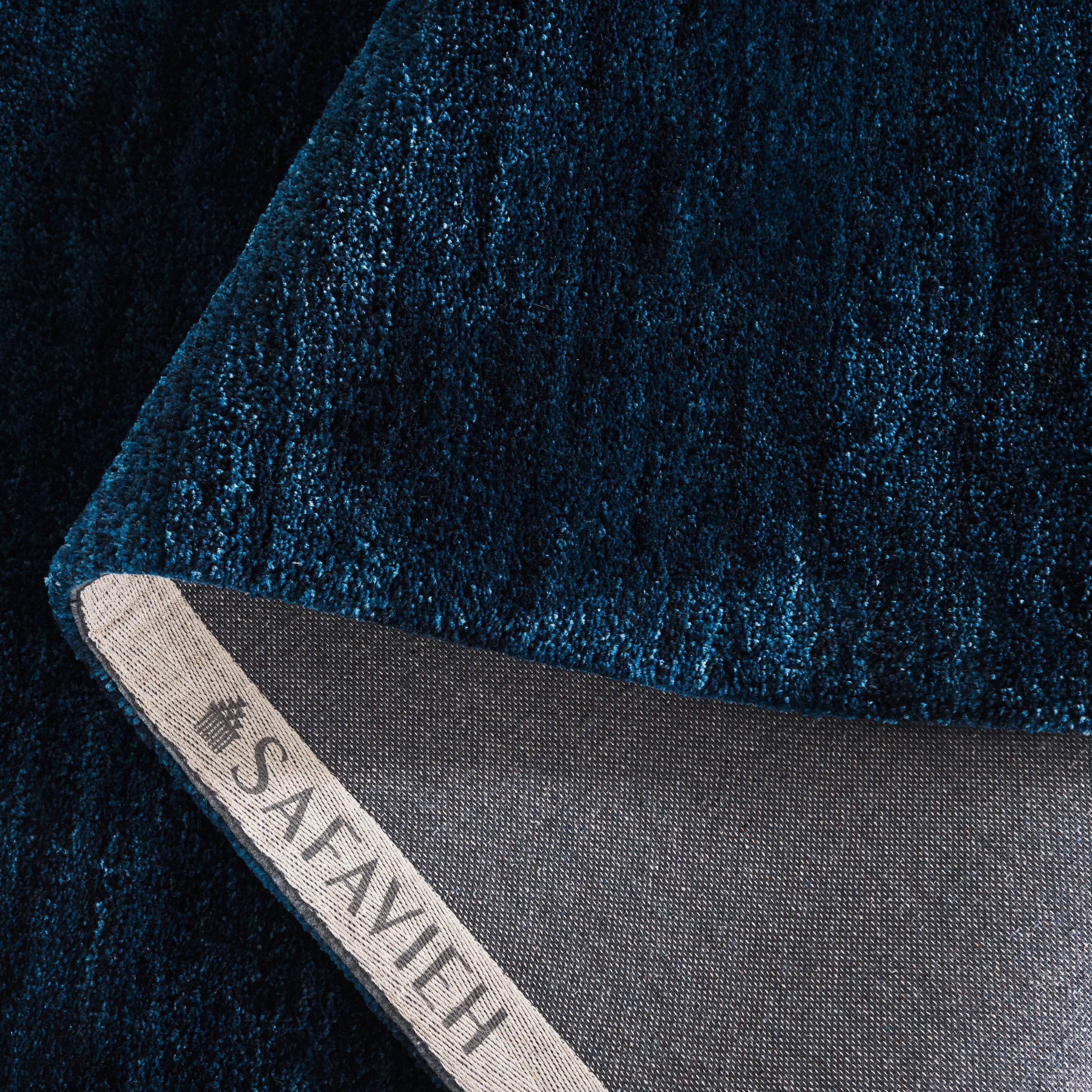 SAFAVIEH Handmade Carmine Virginica Modern & Contemporary Rug