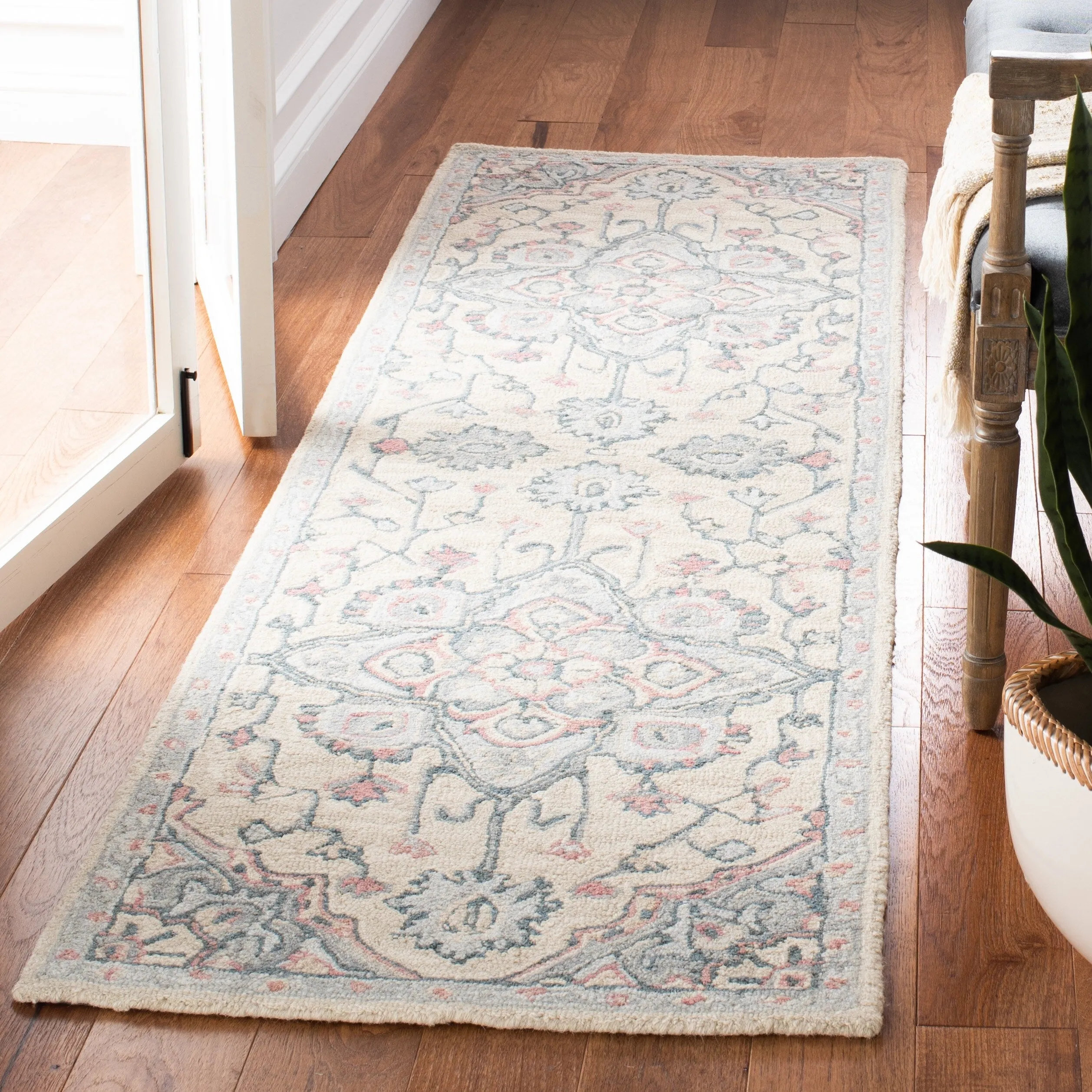 SAFAVIEH Handmade Heritage Marjanca Traditional Wool Rug