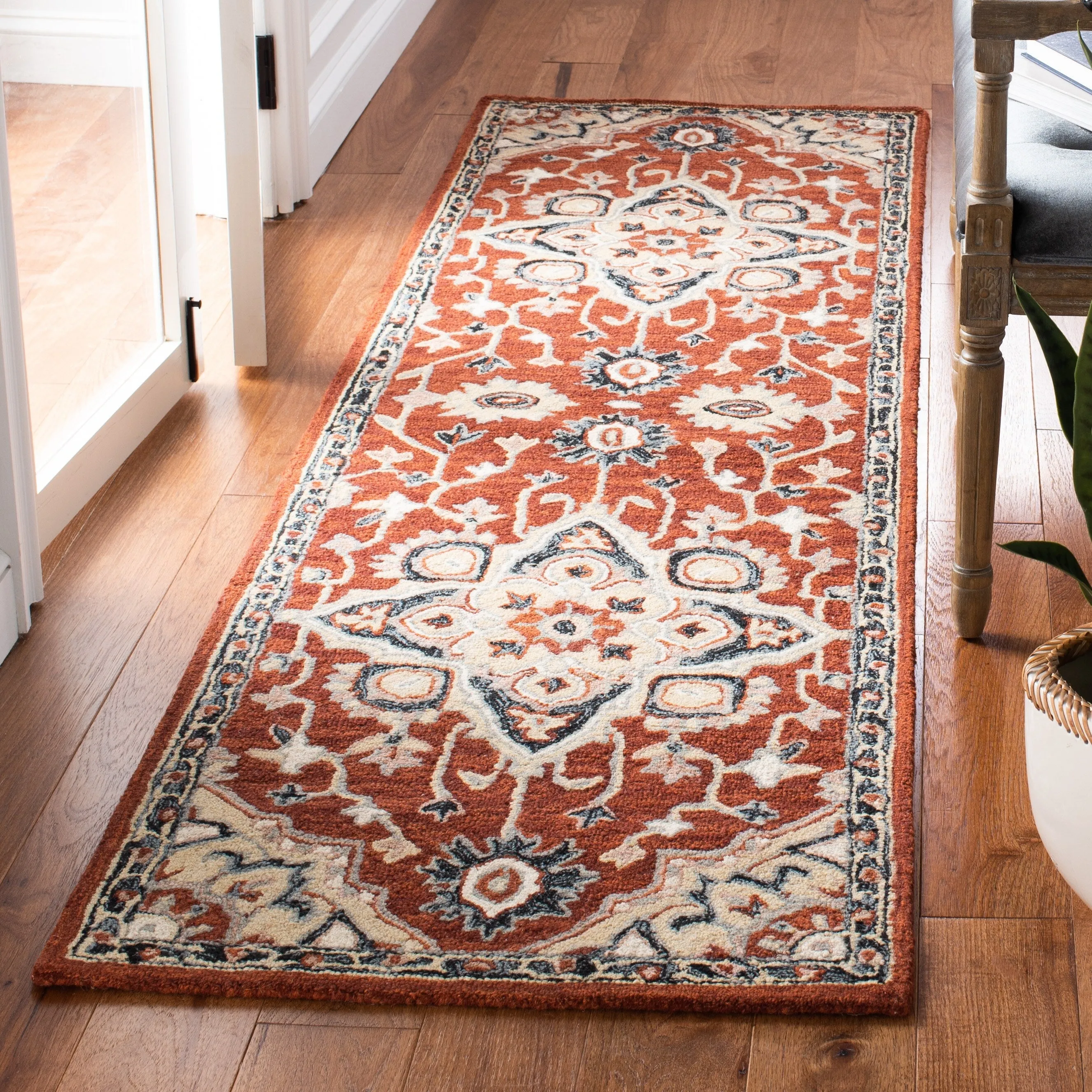 SAFAVIEH Handmade Heritage Marjanca Traditional Wool Rug