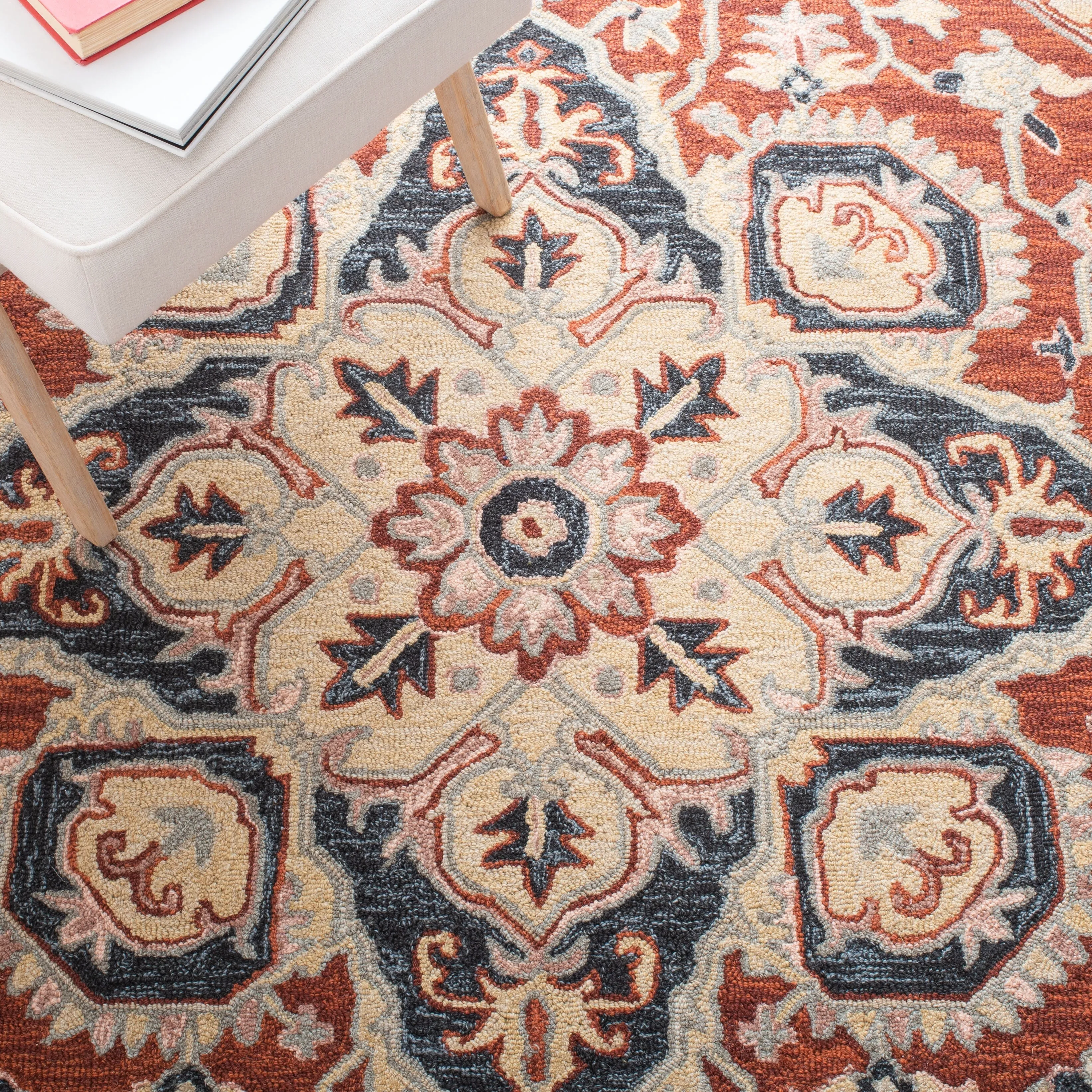 SAFAVIEH Handmade Heritage Marjanca Traditional Wool Rug