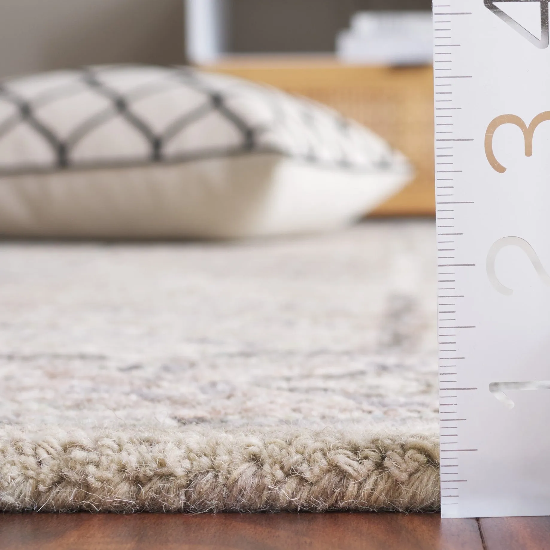 SAFAVIEH Handmade Metro Lorenzina French Country Wool Rug