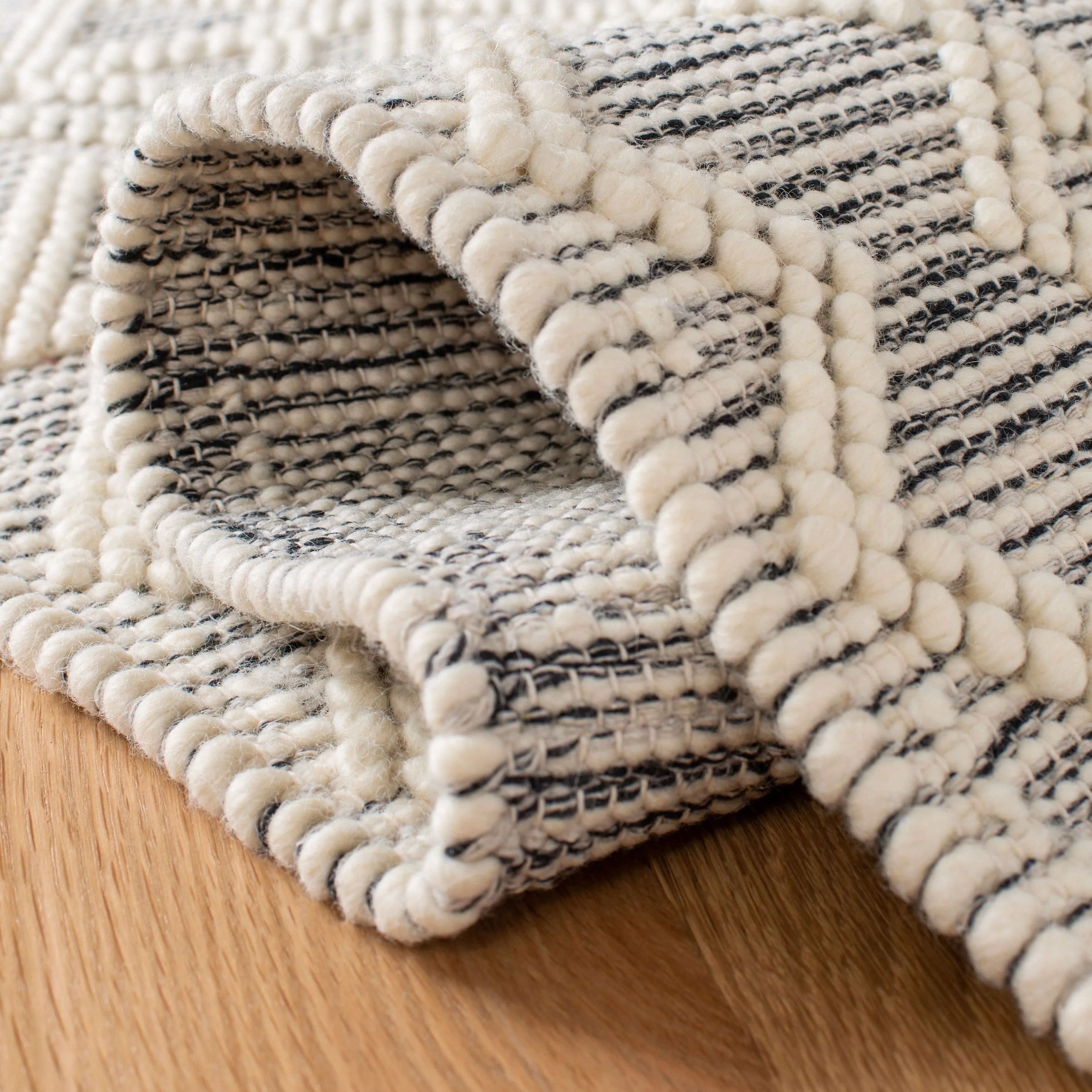 SAFAVIEH Handmade Natura Cesarina Wool Rug - Ivory/Black - 8' x 10'