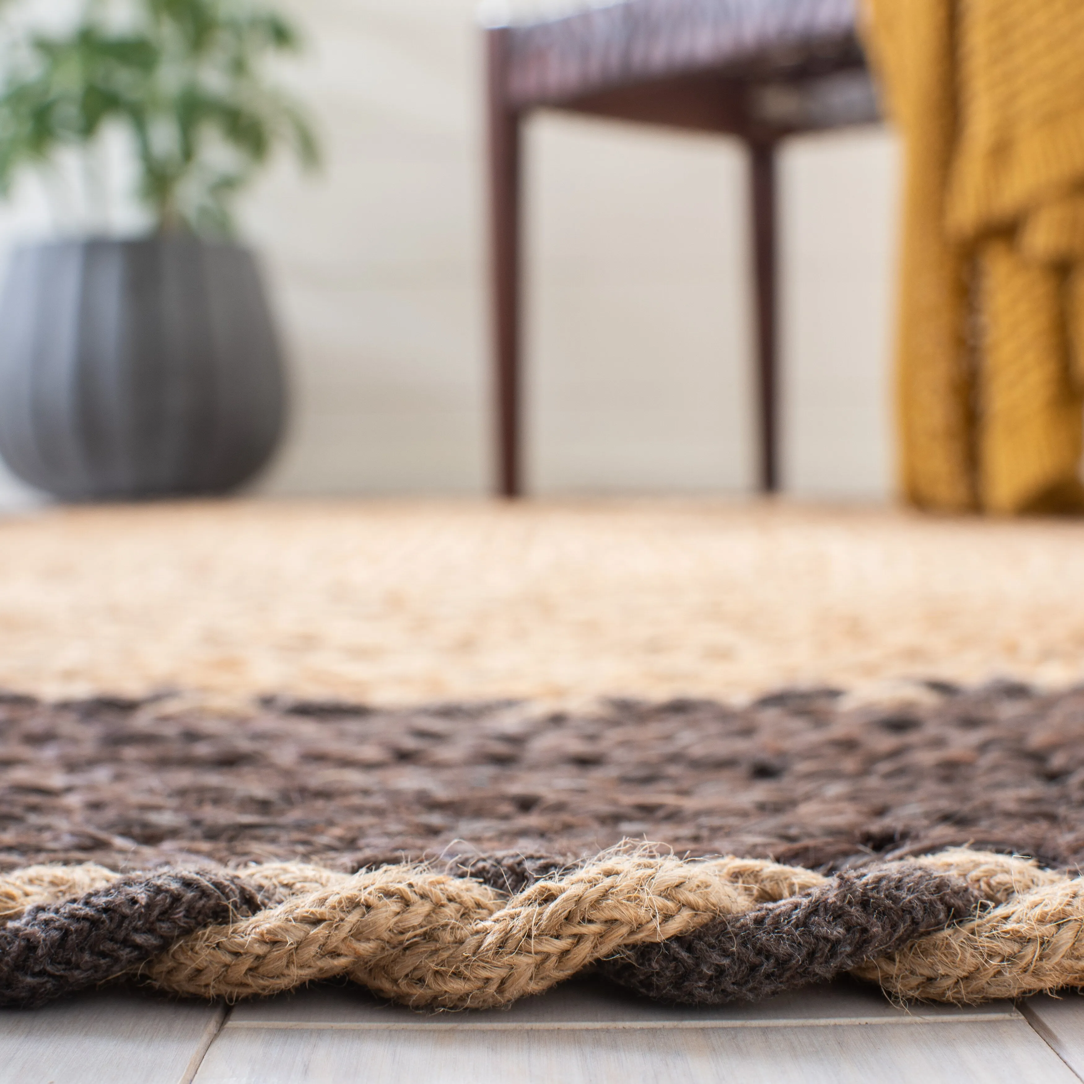 SAFAVIEH Handmade Natural Fiber Lianna Casual Jute Rug