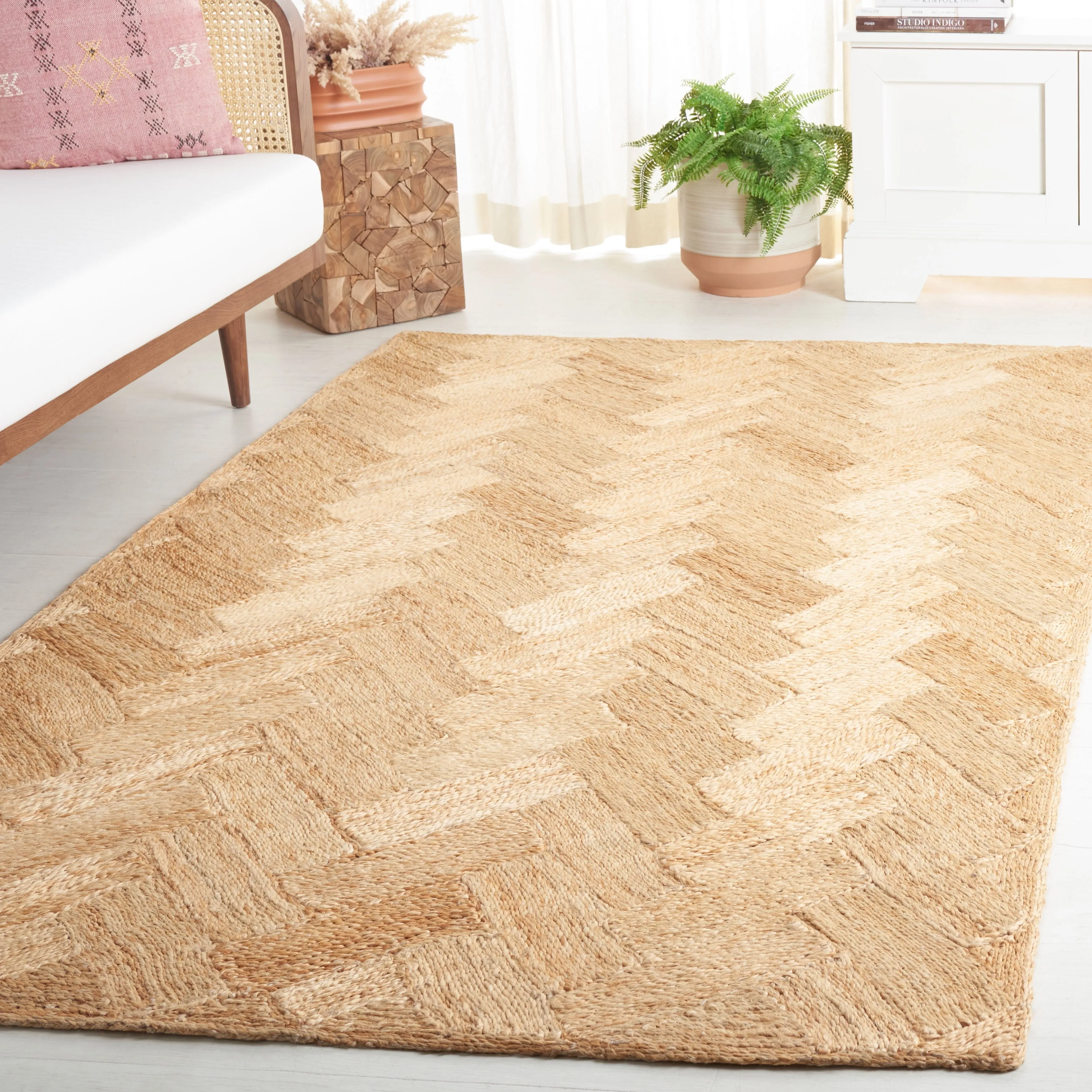 SAFAVIEH Handmade Natural Fiber Yahaira Farmhouse Chevron Jute Rug