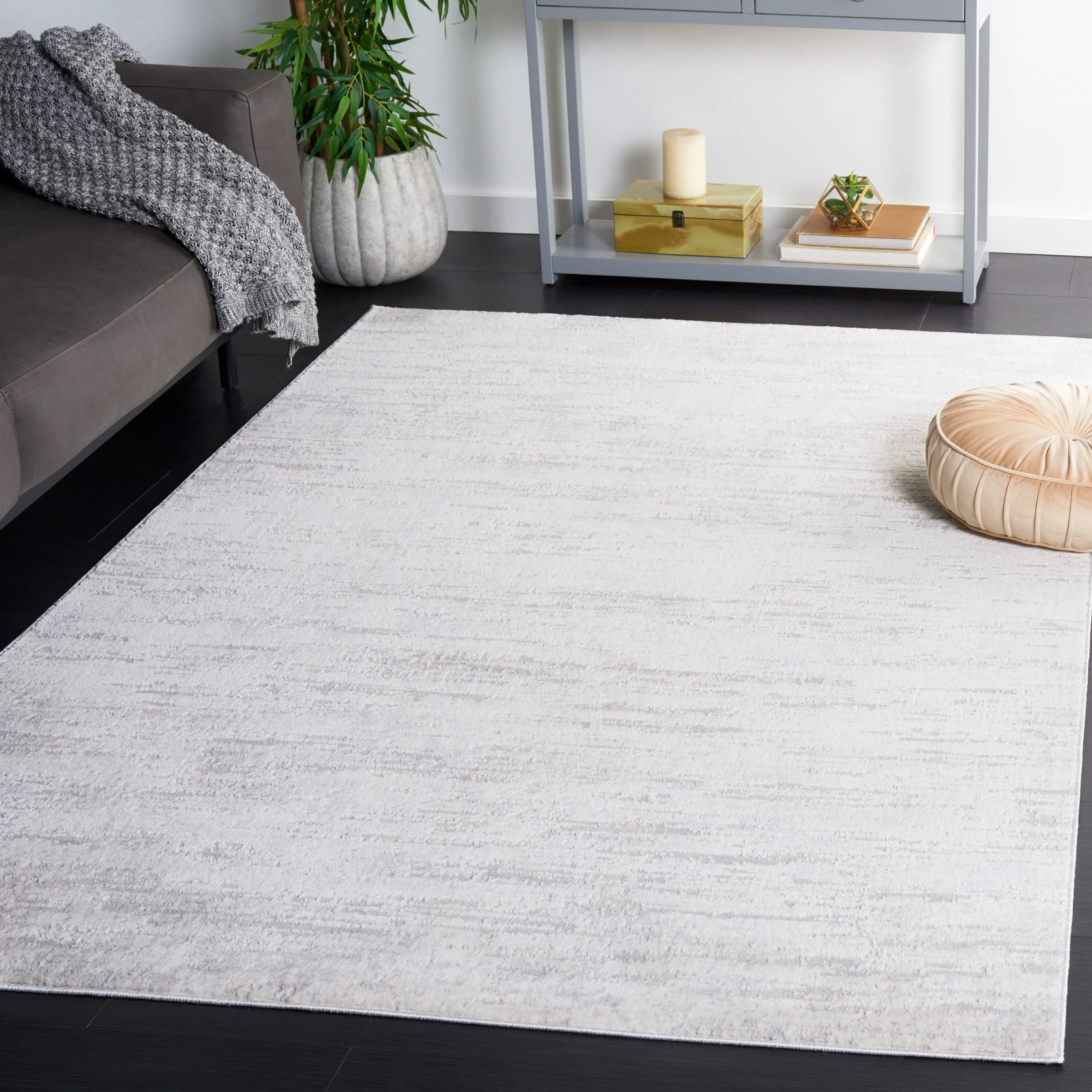 SAFAVIEH Hanna Leisha Contemporary Rug