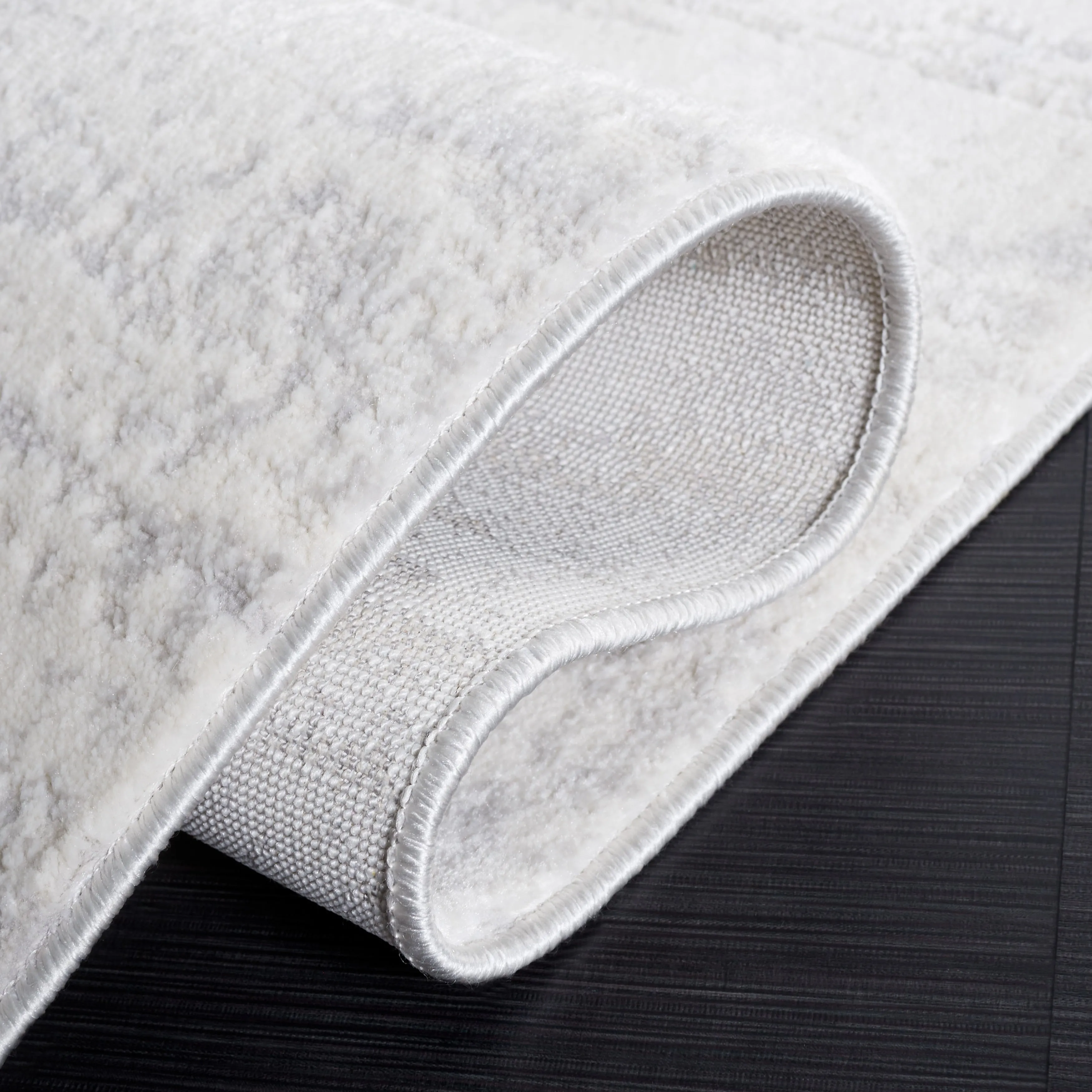 SAFAVIEH Hanna Leisha Contemporary Rug
