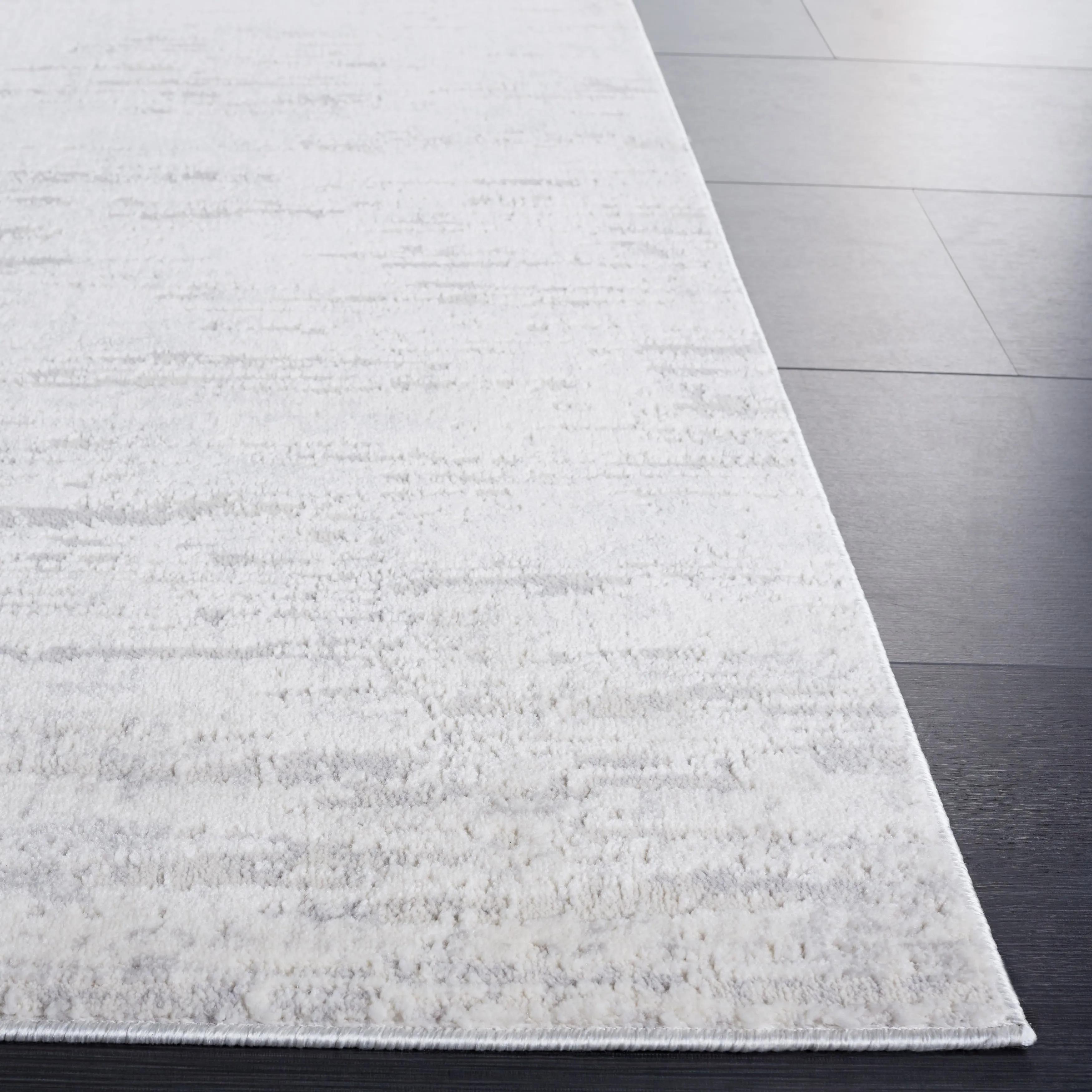 SAFAVIEH Hanna Leisha Contemporary Rug