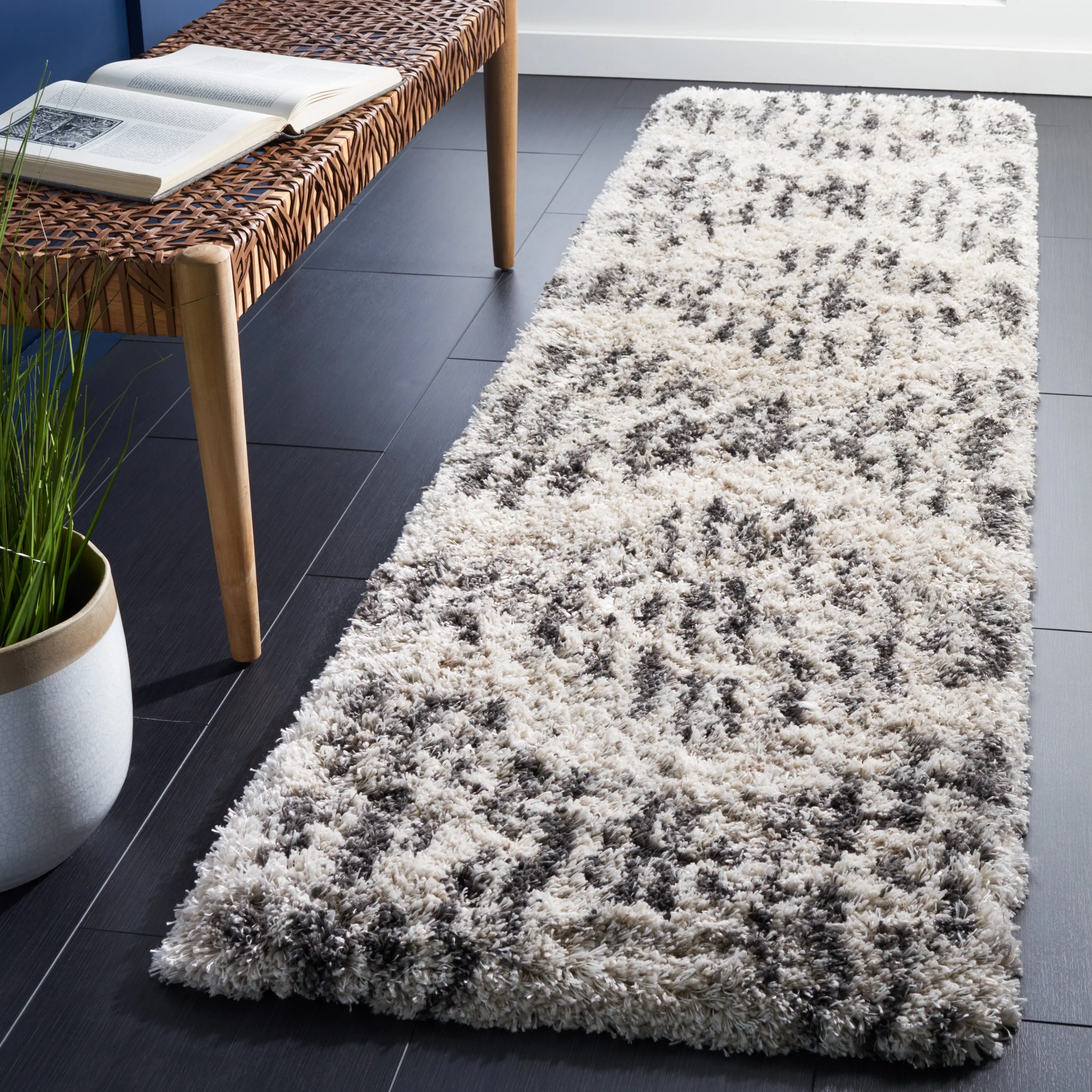 SAFAVIEH Iceland Shag Kimberlee Flokati 2.6-inch Thick Rug