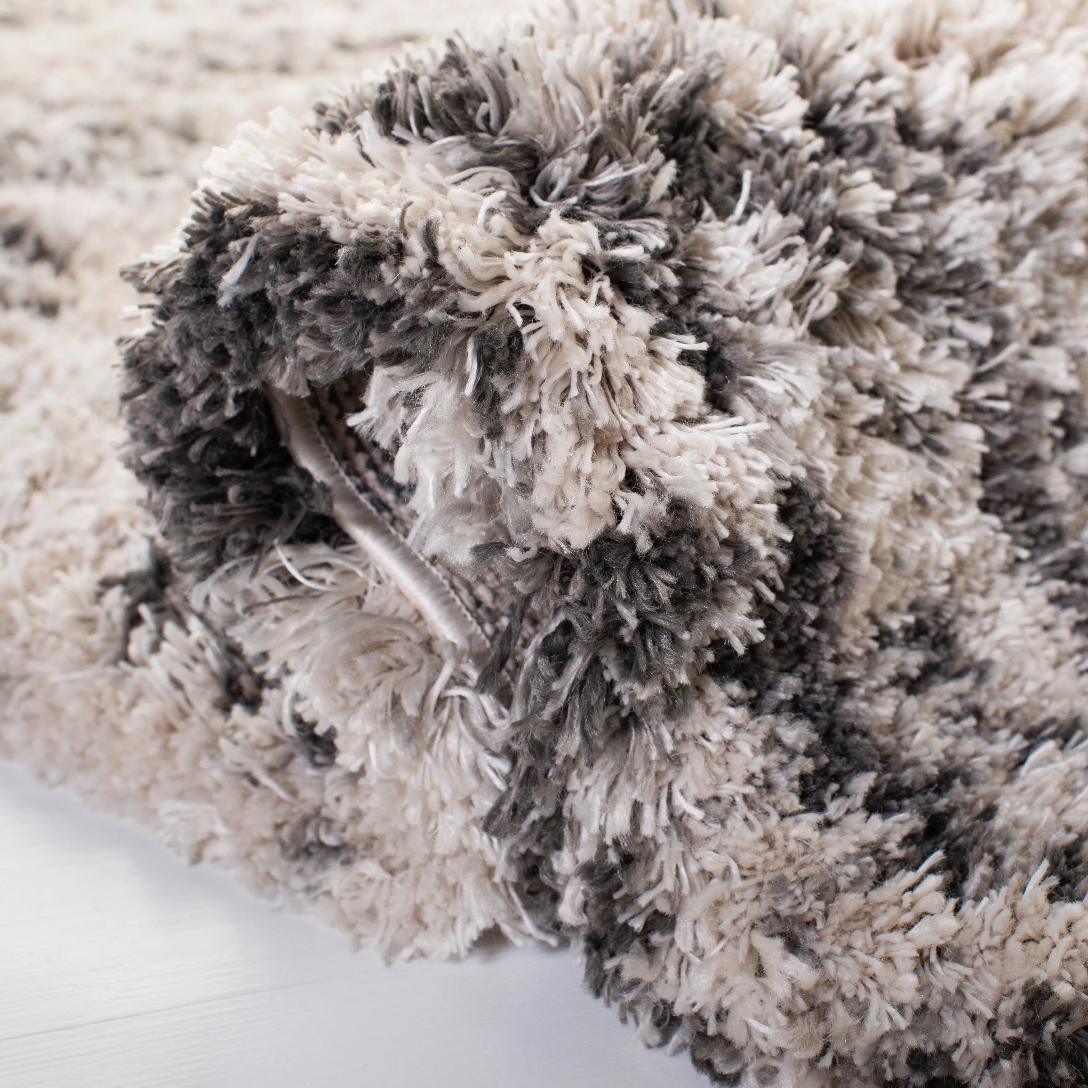 SAFAVIEH Iceland Shag Kimberlee Flokati 2.6-inch Thick Rug