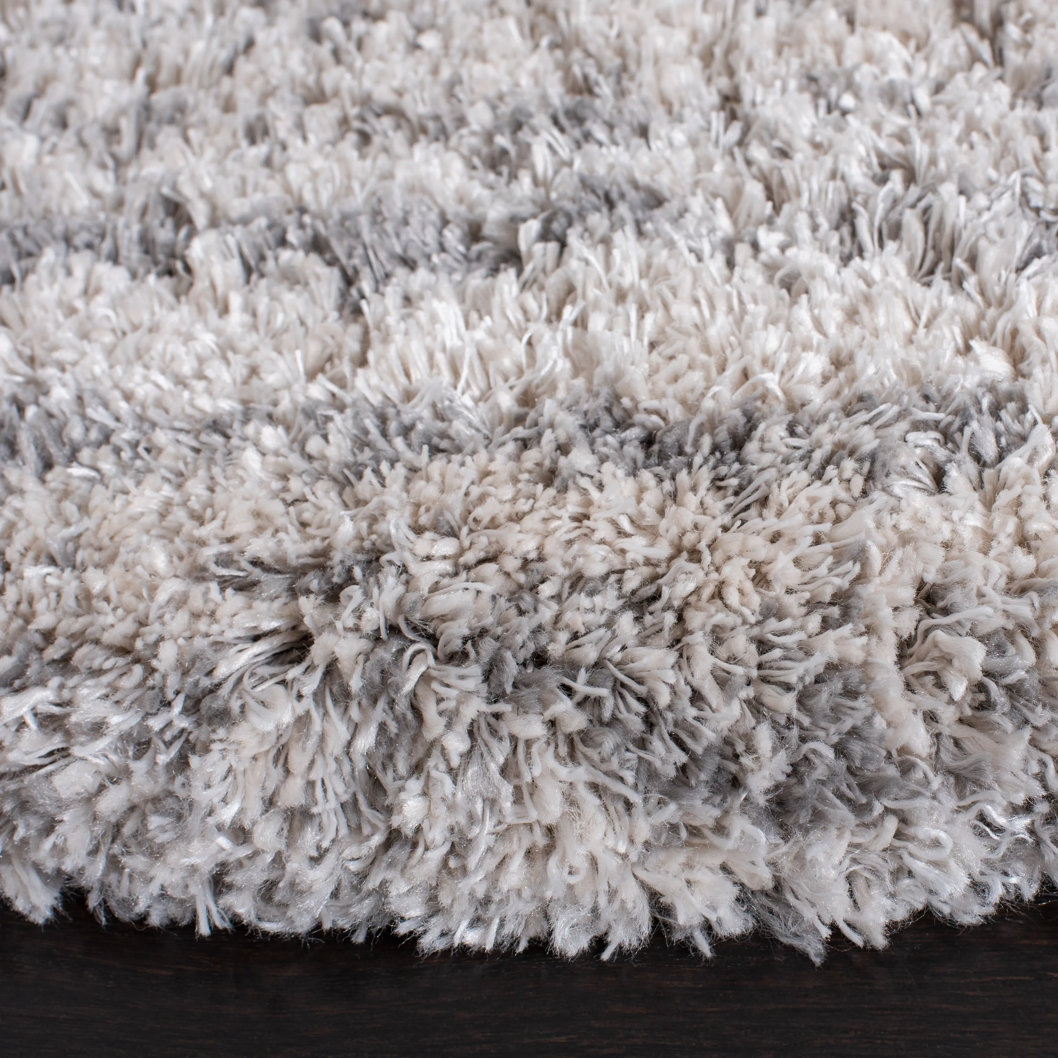 SAFAVIEH Iceland Shag Sabrina 2.6-inch Thick Rug