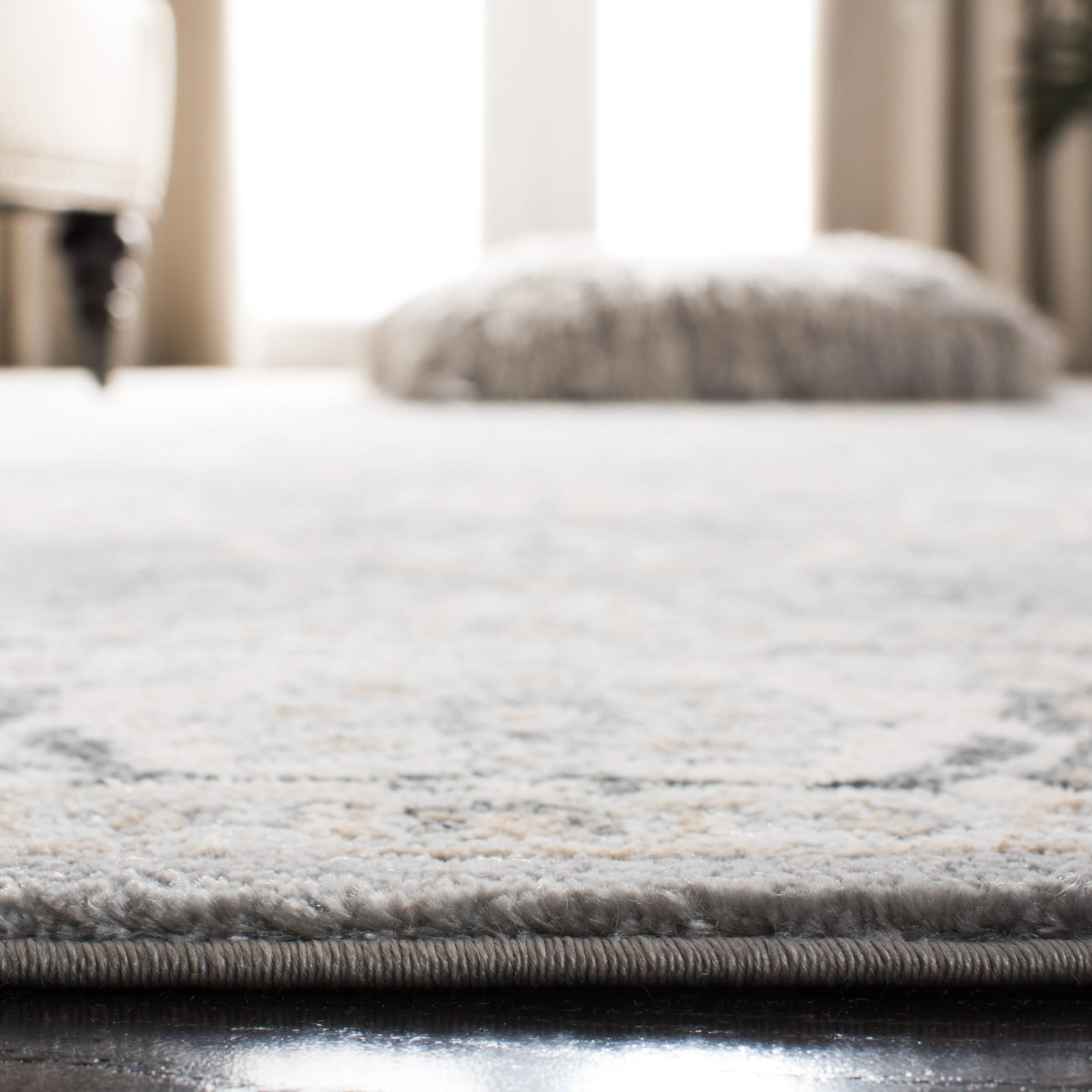 SAFAVIEH Isabella Pietra Traditional Oriental Rug - Grey/Dark Grey - 5' 3 x 7' 6