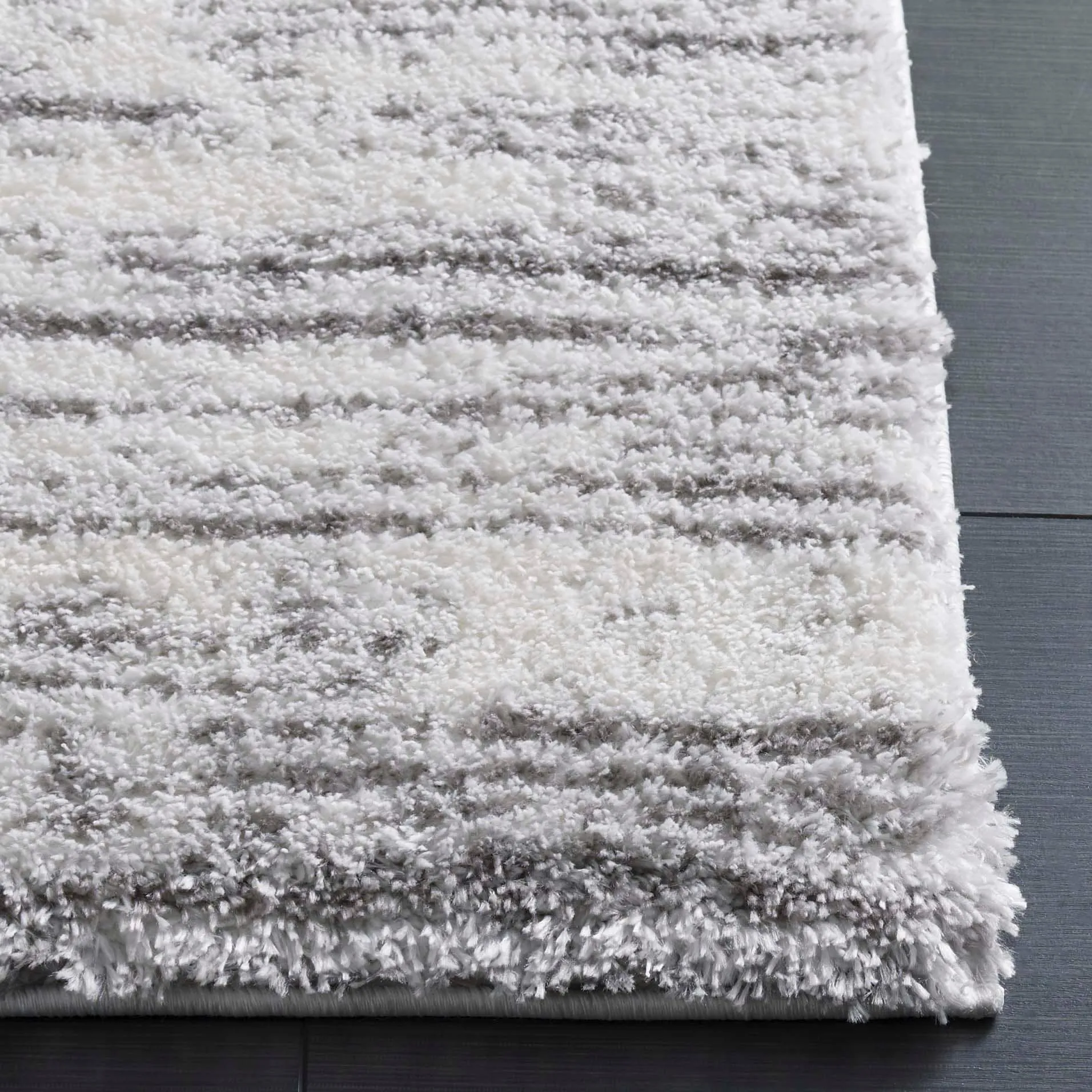 SAFAVIEH Jasmine Renae Glam 1.6-inch Shag Rug