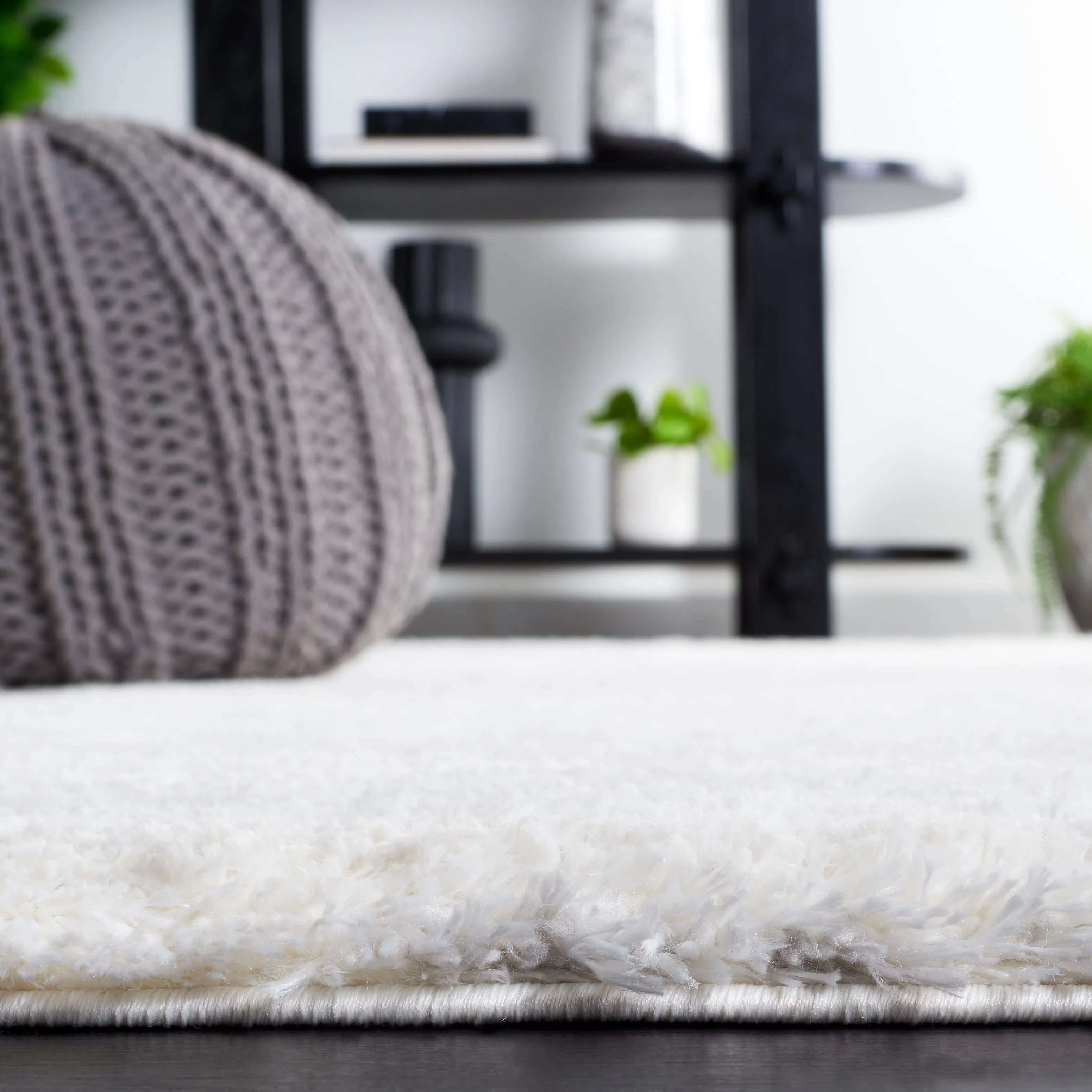 SAFAVIEH Jasmine Renae Glam 1.6-inch Shag Rug
