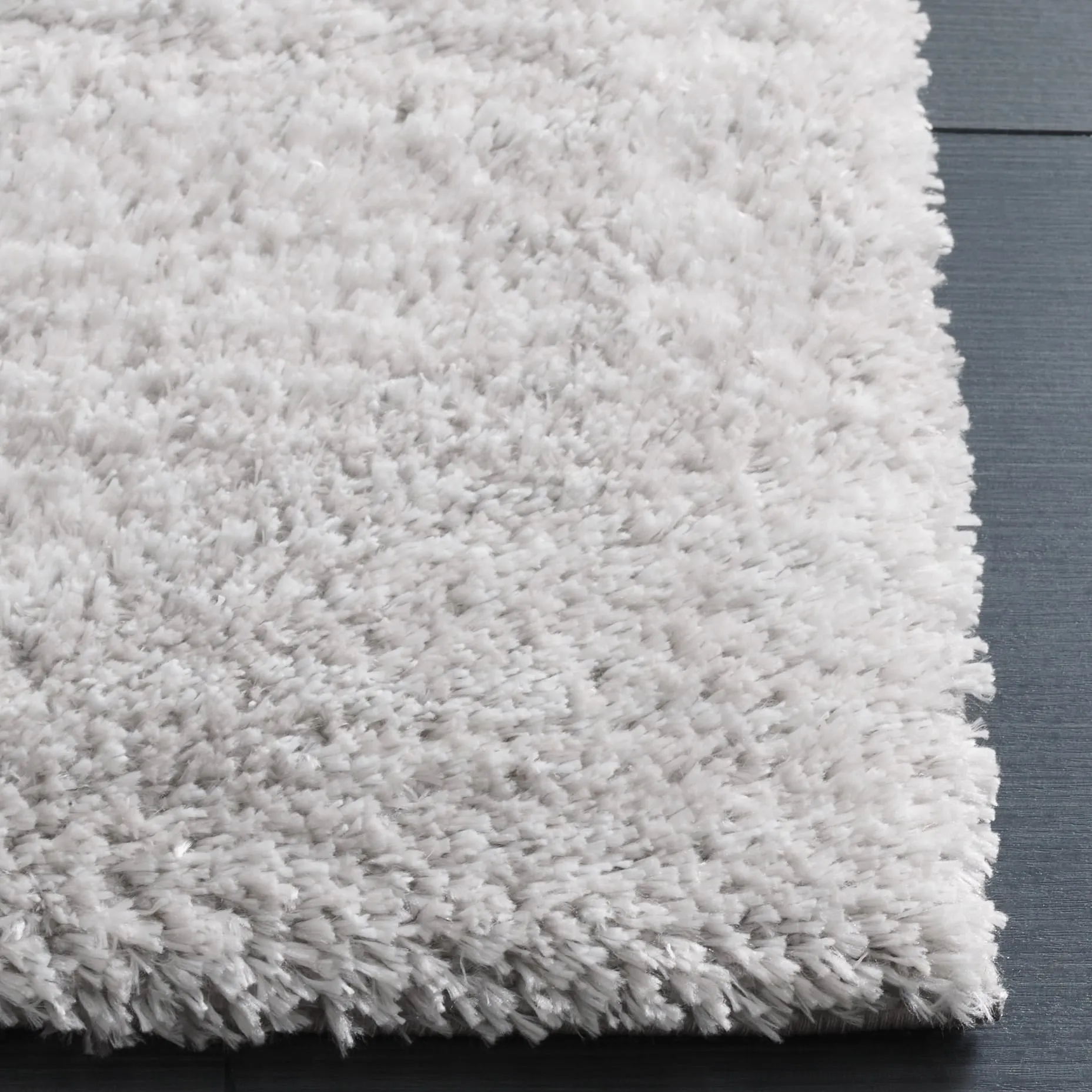 SAFAVIEH Jasmine Renae Glam 1.6-inch Shag Rug
