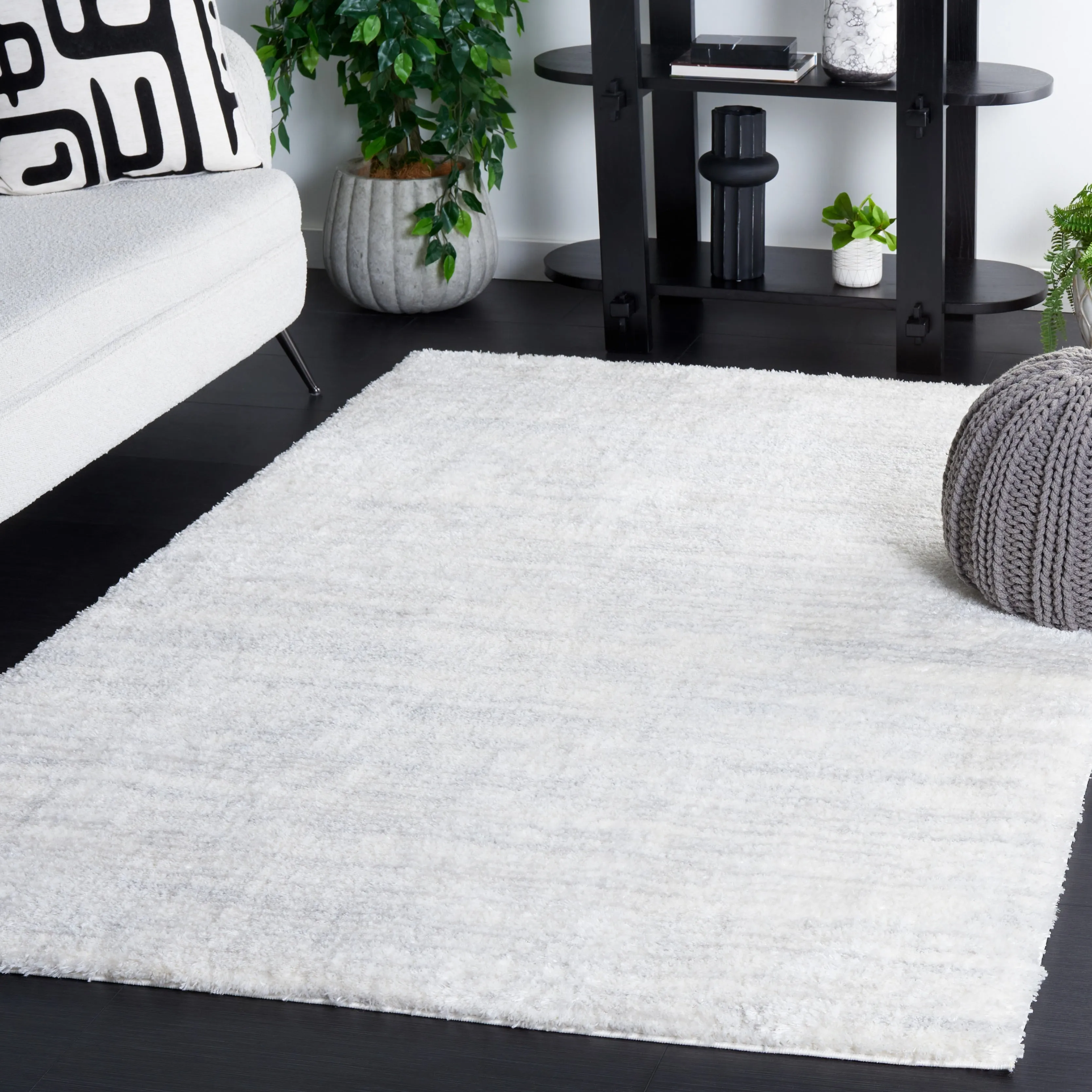 SAFAVIEH Jasmine Renae Glam 1.6-inch Shag Rug