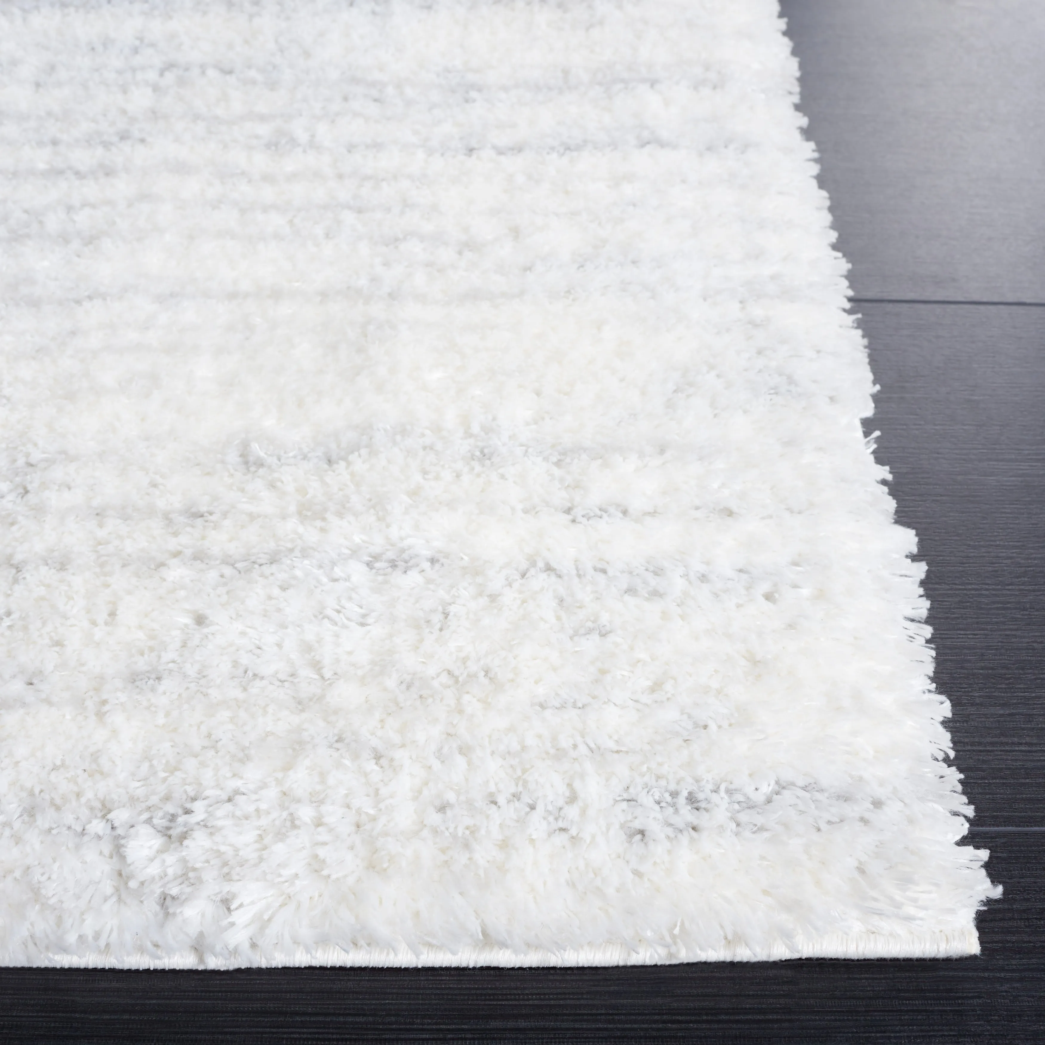 SAFAVIEH Jasmine Renae Glam 1.6-inch Shag Rug