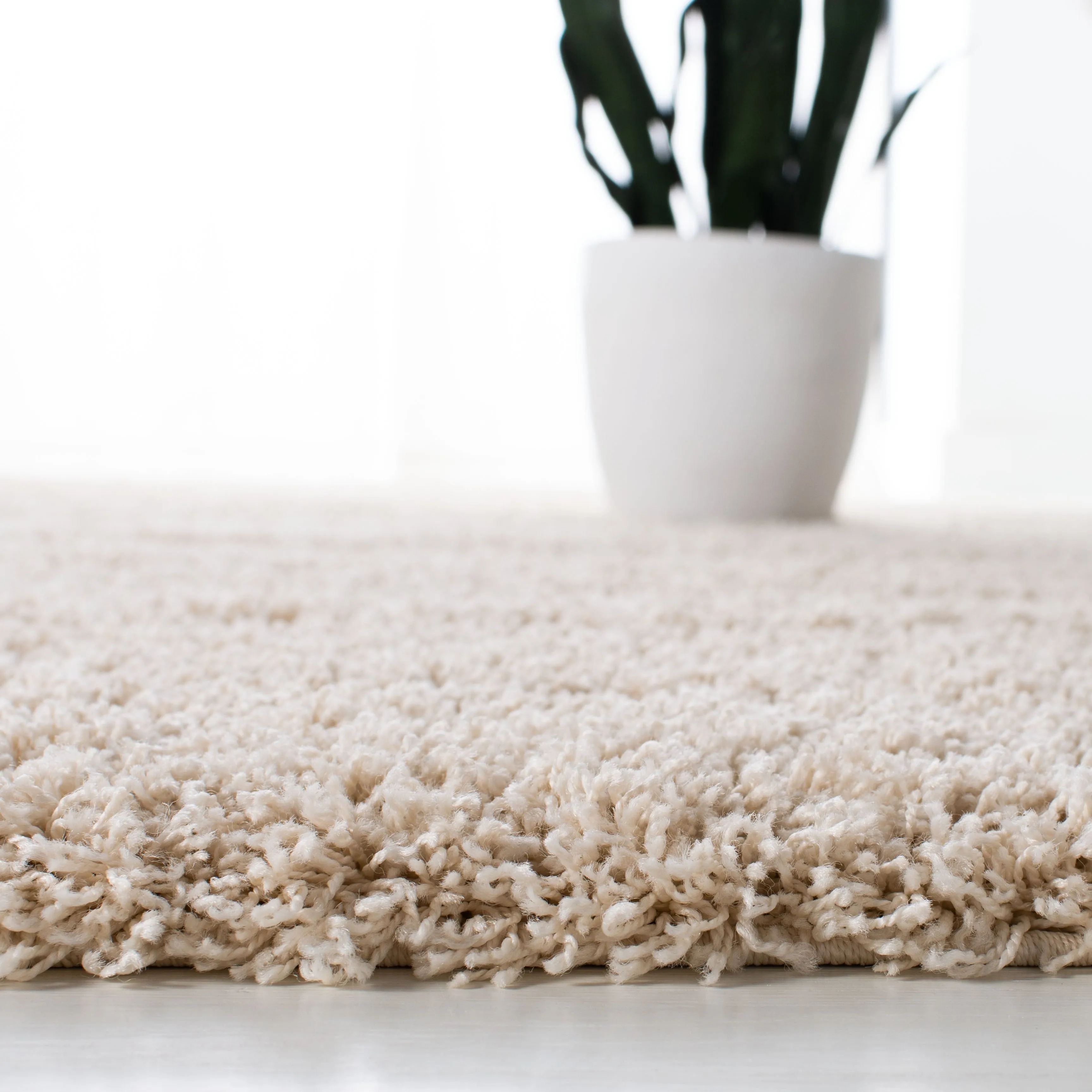 SAFAVIEH Laguna Shag Viroana Solid 2-inch Thick Rug